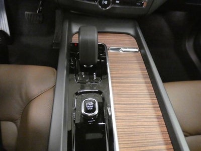2024 Volvo XC60 Recharge Plug-In Hybrid Plus Dark Theme