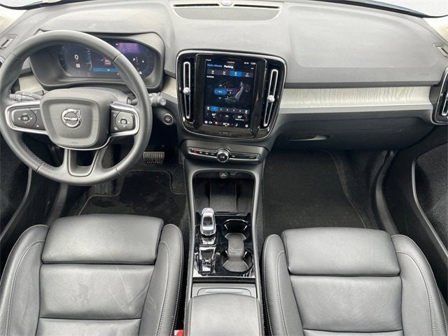 2025 Volvo XC40 Plus Bright Theme