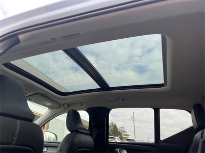 2025 Volvo XC40 Plus Bright Theme