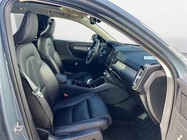 2023 Volvo XC40 Ultimate Dark Theme