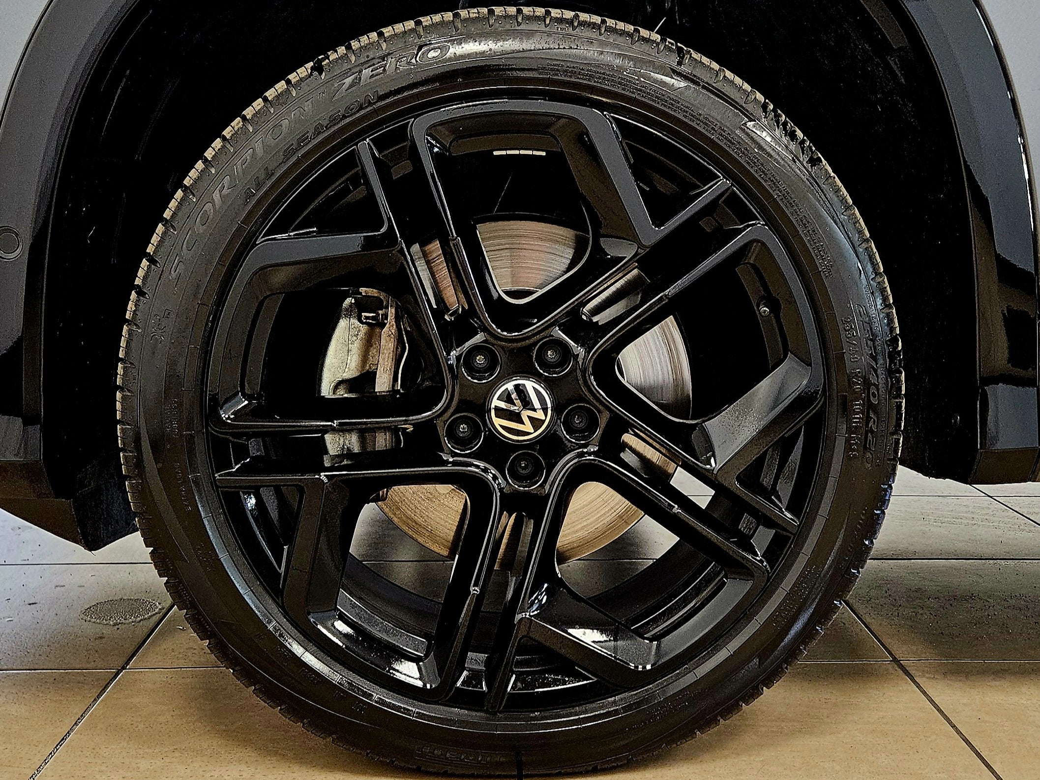 2025 Volkswagen Tiguan SE R-Line Black