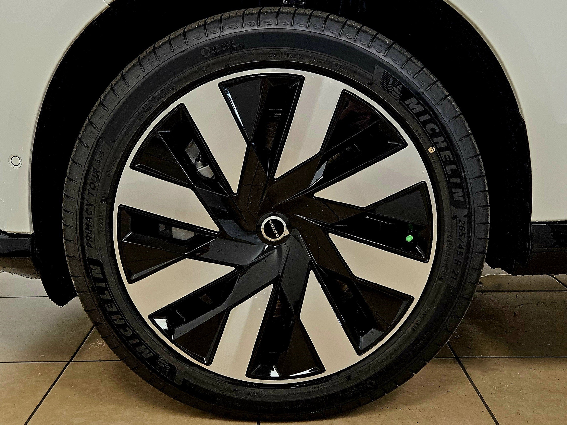 2025 Volvo EX90 Plus