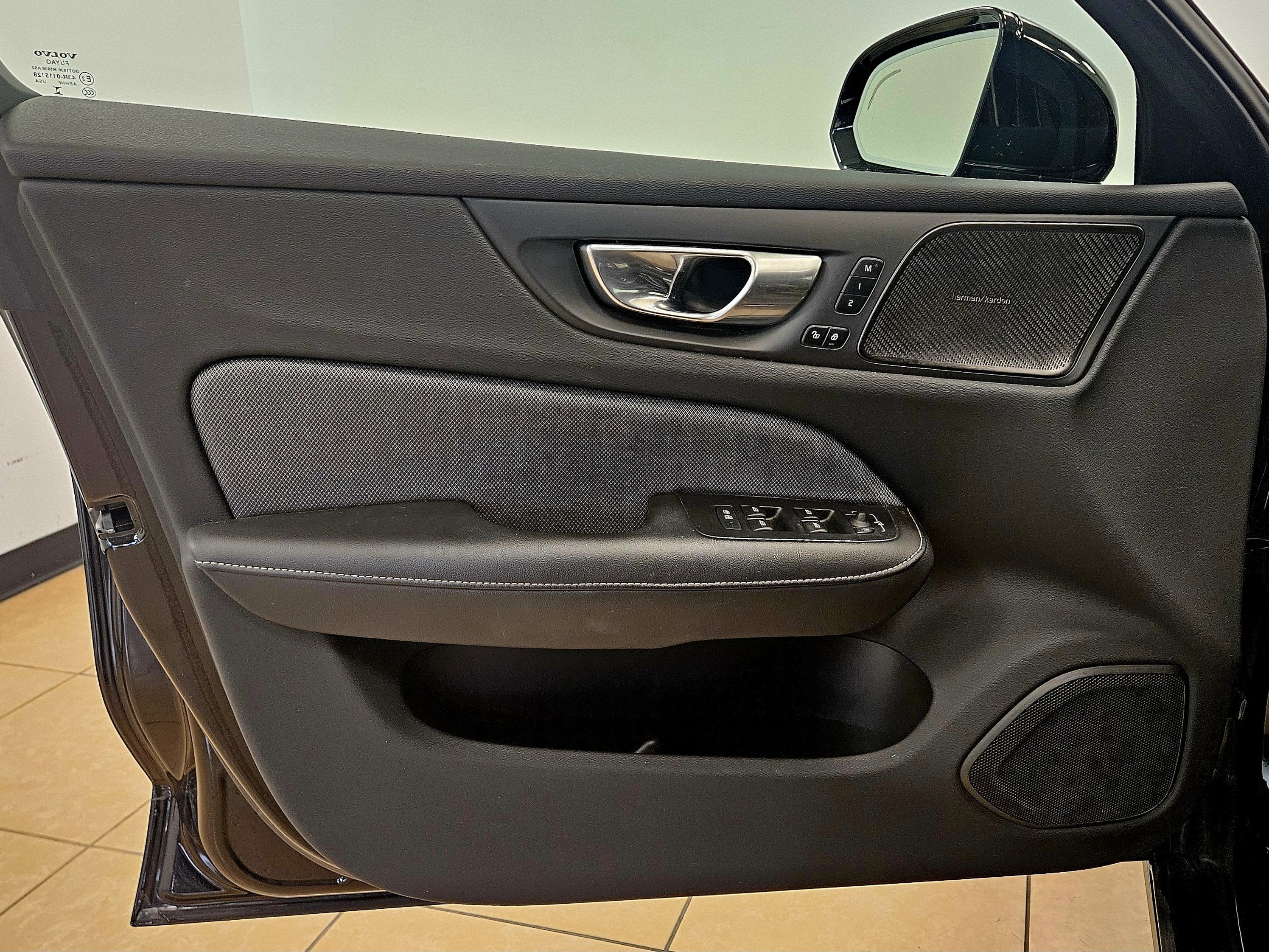 2024 Volvo S60 Recharge Plug-In Hybrid Plus Black Edition