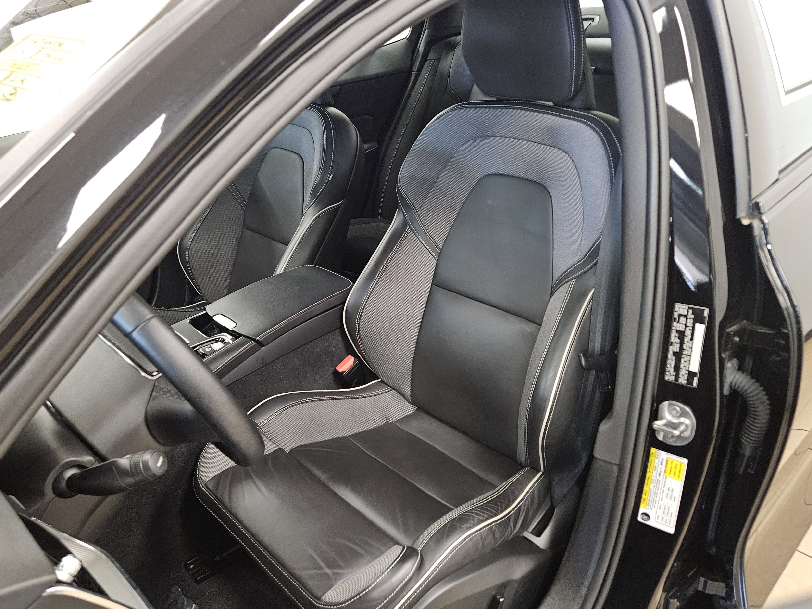 2024 Volvo S60 Recharge Plug-In Hybrid Plus Black Edition