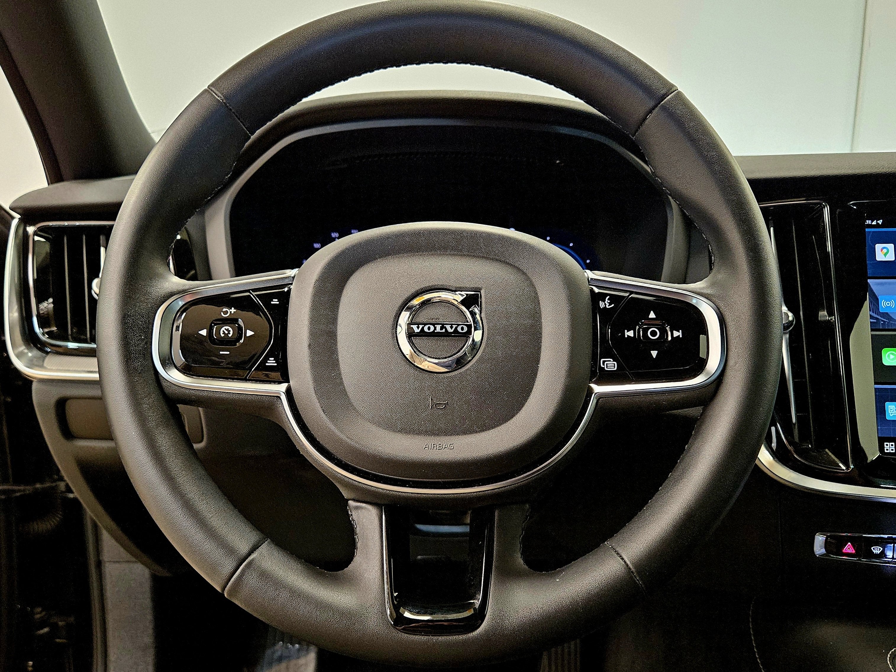 2024 Volvo S60 Recharge Plug-In Hybrid Plus Black Edition