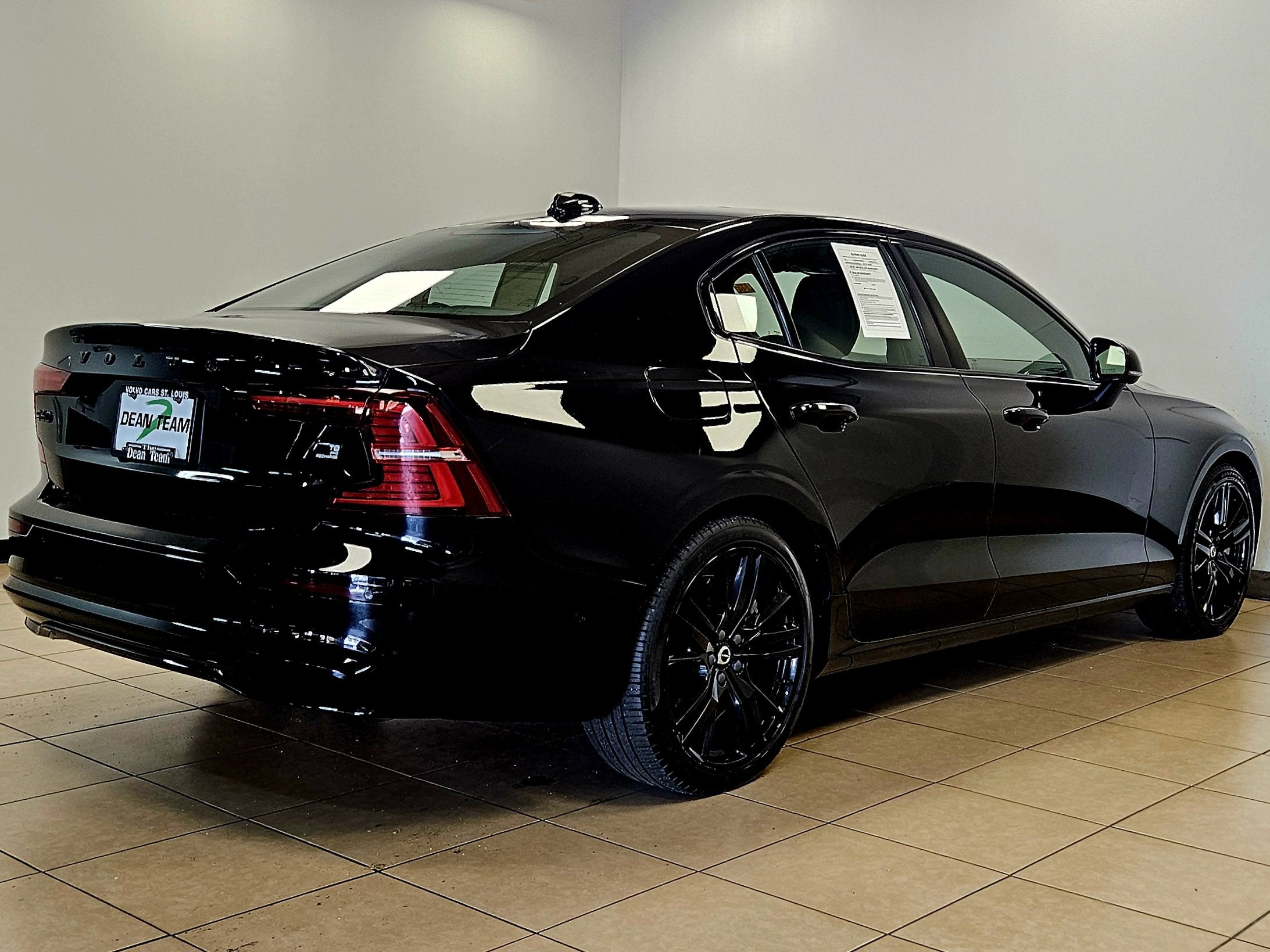 2024 Volvo S60 Recharge Plug-In Hybrid Plus Black Edition