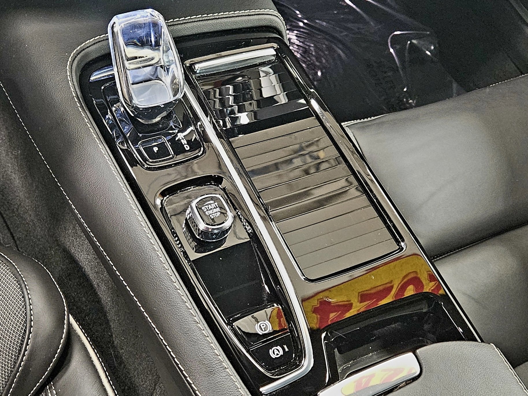 2024 Volvo S60 Recharge Plug-In Hybrid Plus Black Edition