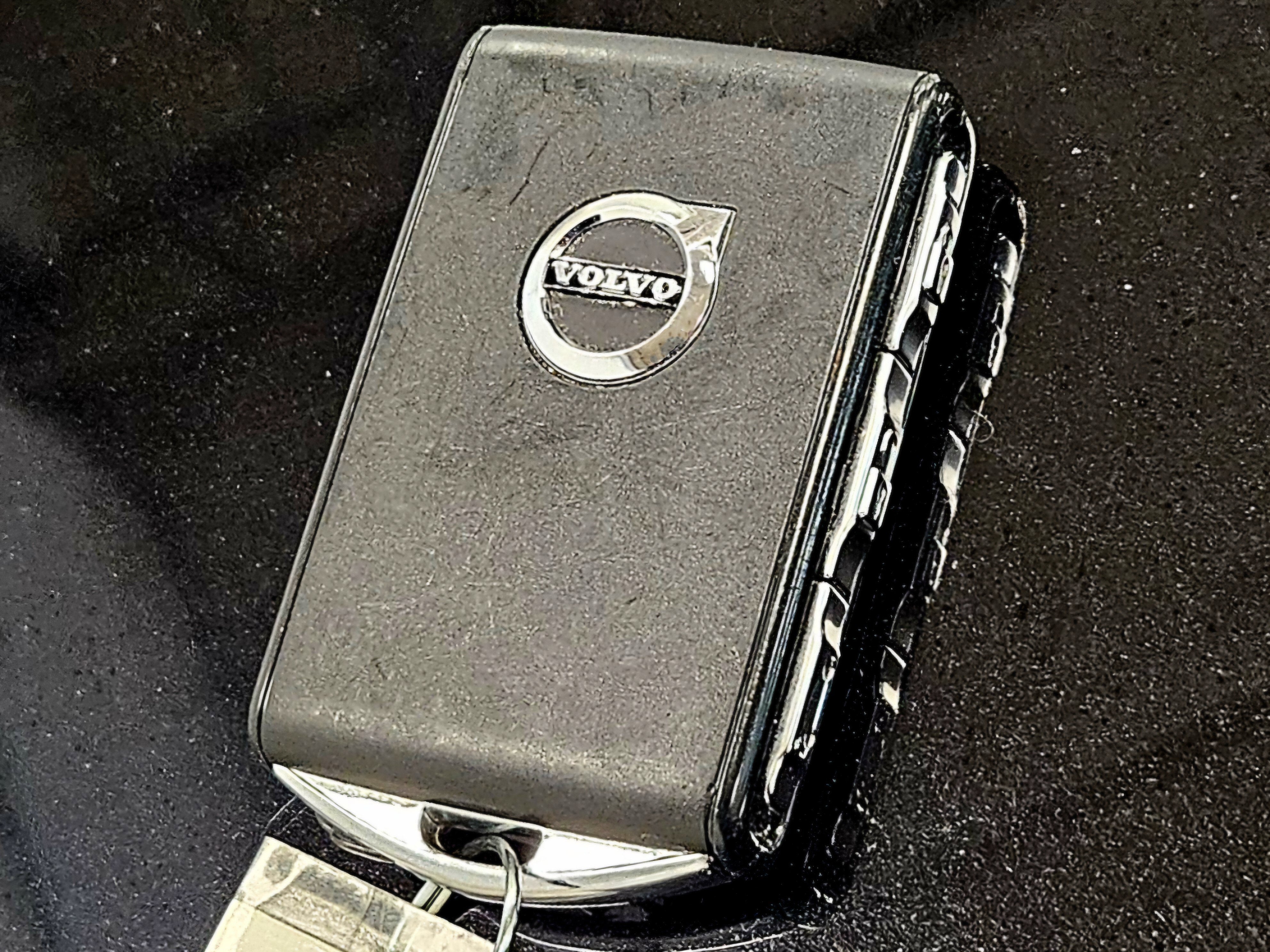 2024 Volvo S60 Recharge Plug-In Hybrid Plus Black Edition