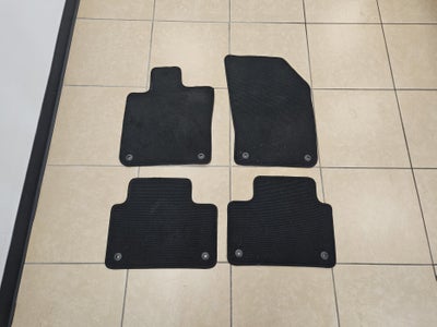 2024 Volvo S60 Recharge Plug-In Hybrid Plus Black Edition