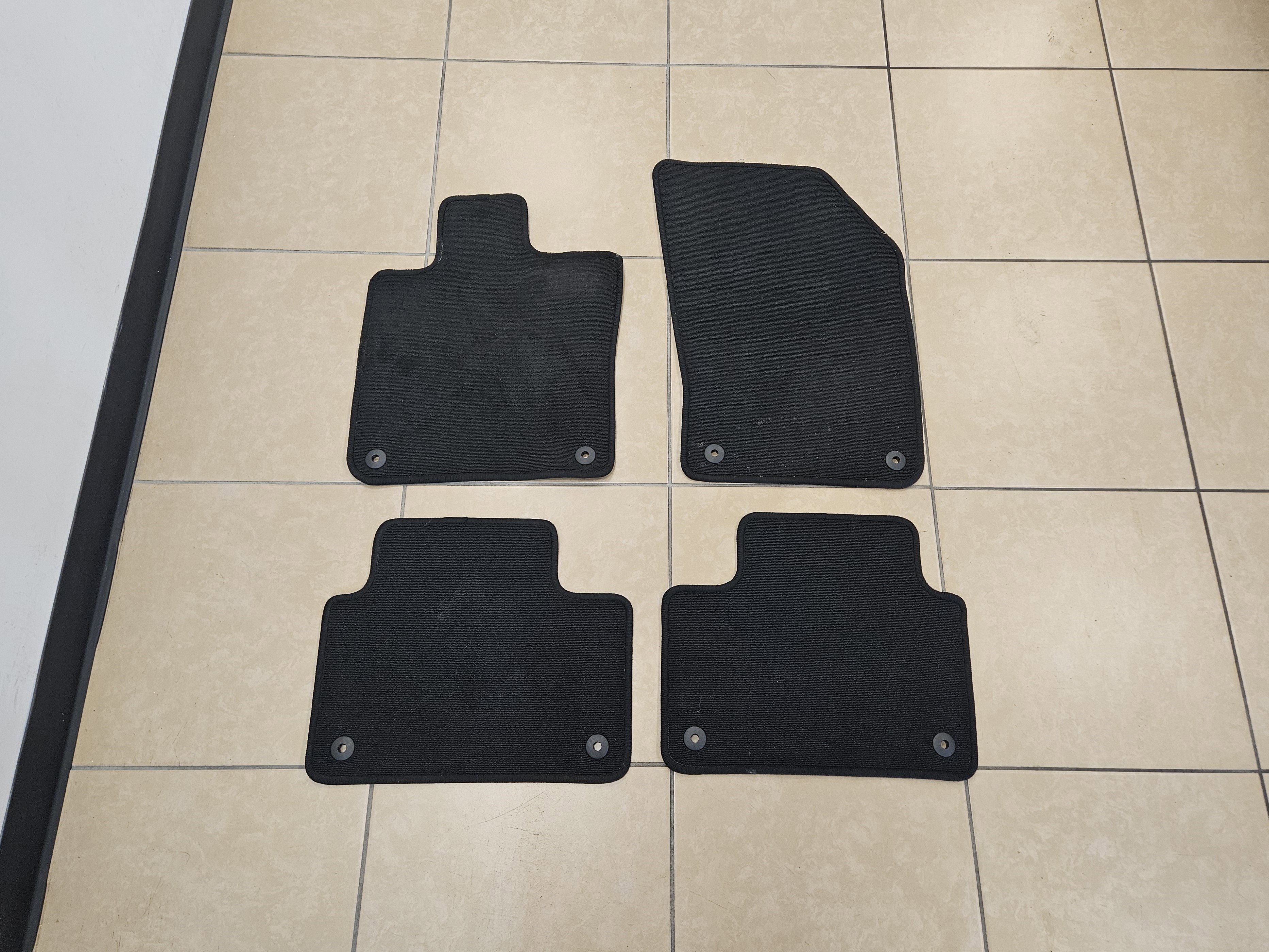 2024 Volvo S60 Recharge Plug-In Hybrid Plus Black Edition