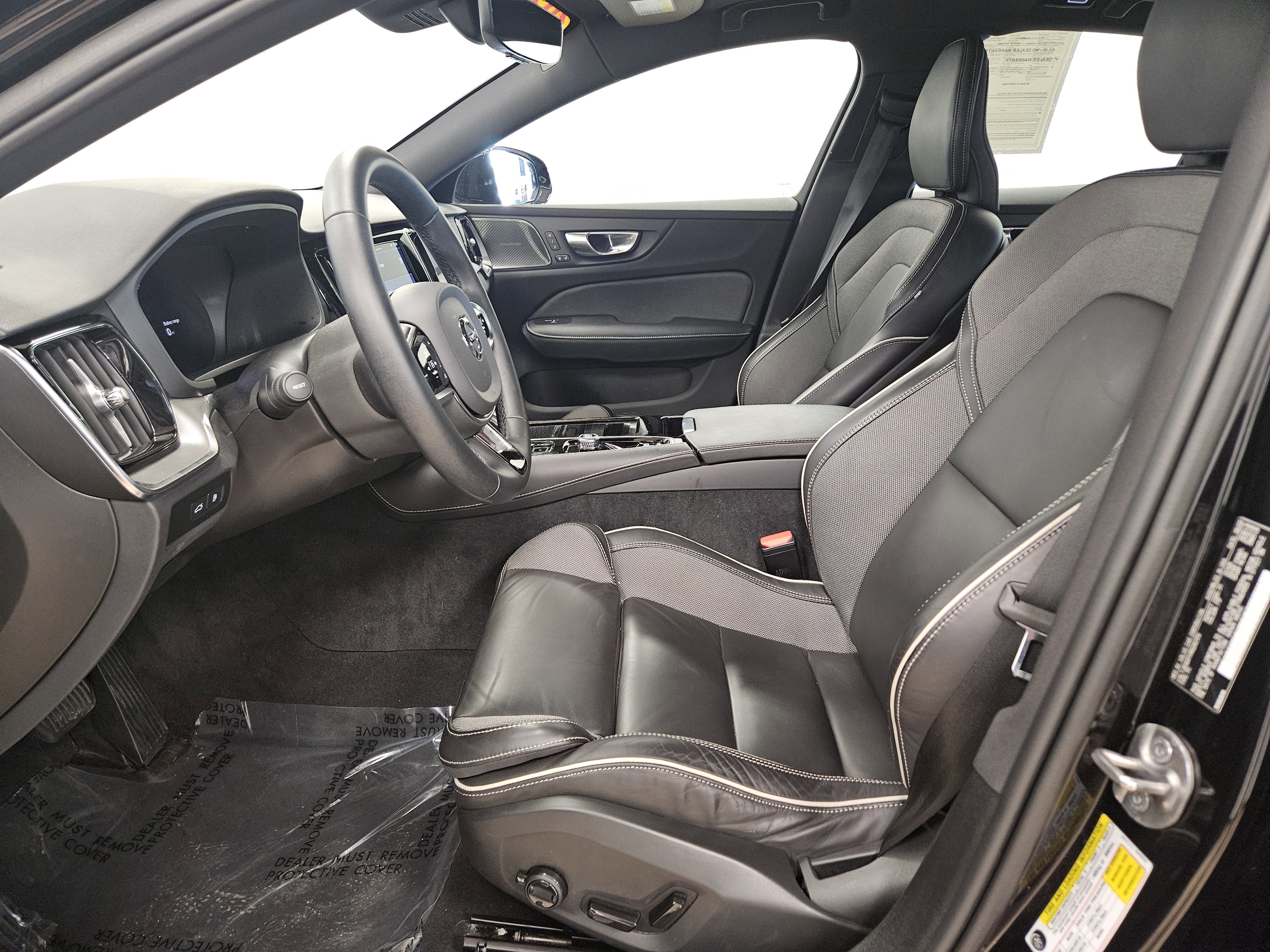 2024 Volvo S60 Recharge Plug-In Hybrid Plus Black Edition