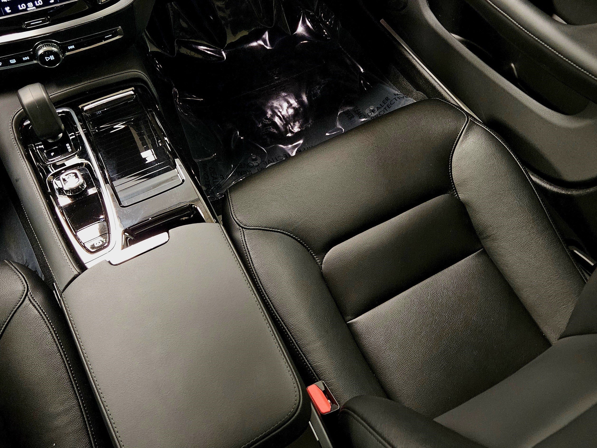 2024 Volvo S60 Recharge Plug-In Hybrid Core Dark Theme