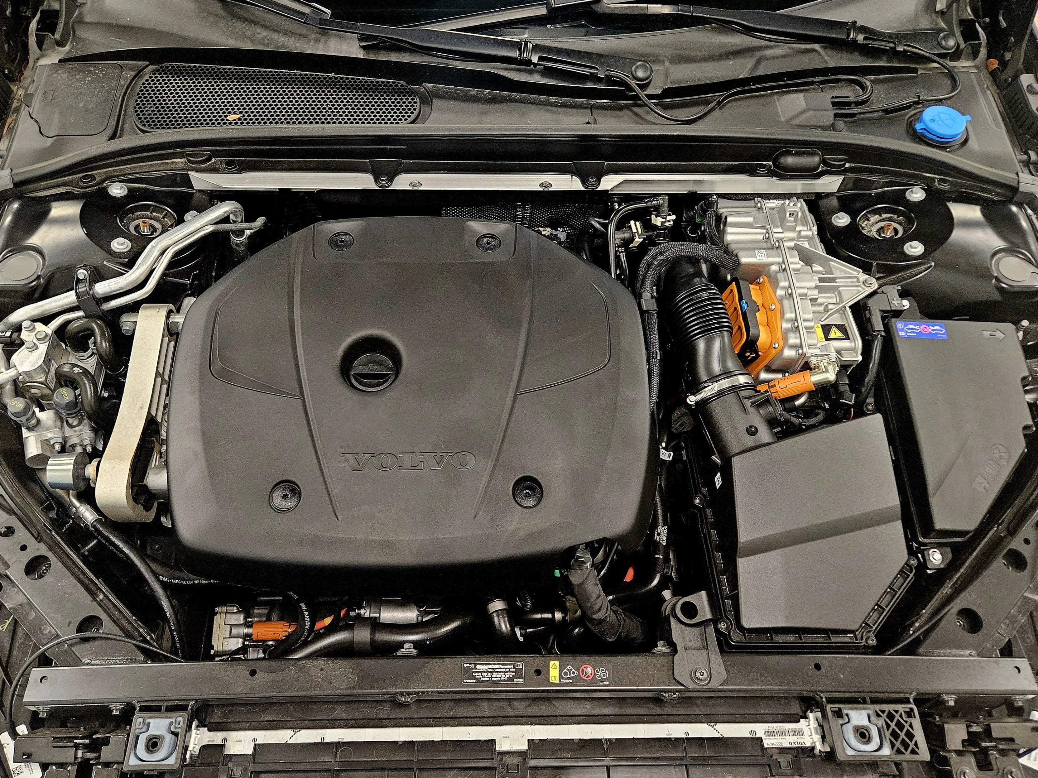 2024 Volvo S60 Recharge Plug-In Hybrid Core Dark Theme