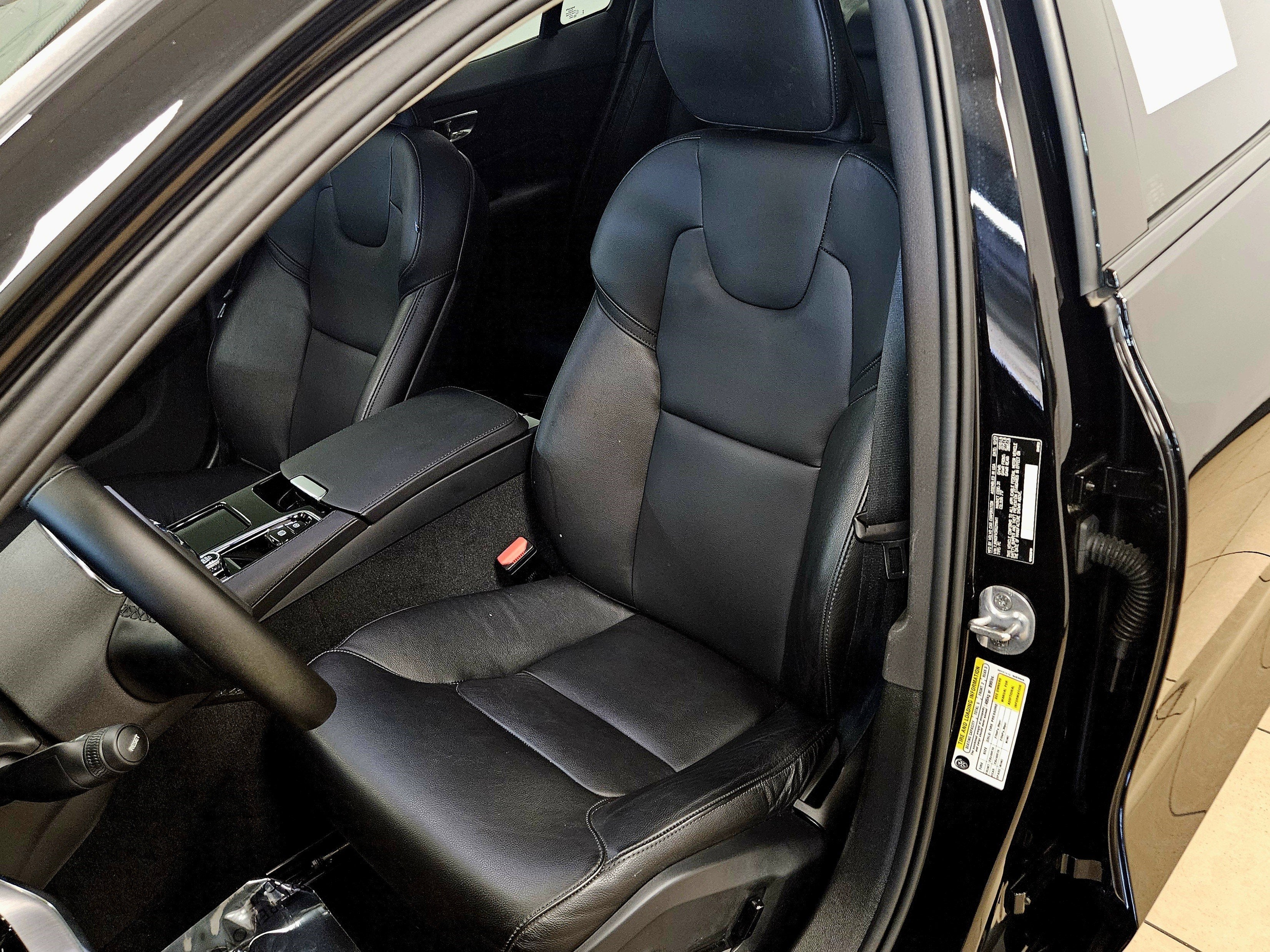 2024 Volvo S60 Recharge Plug-In Hybrid Core Dark Theme