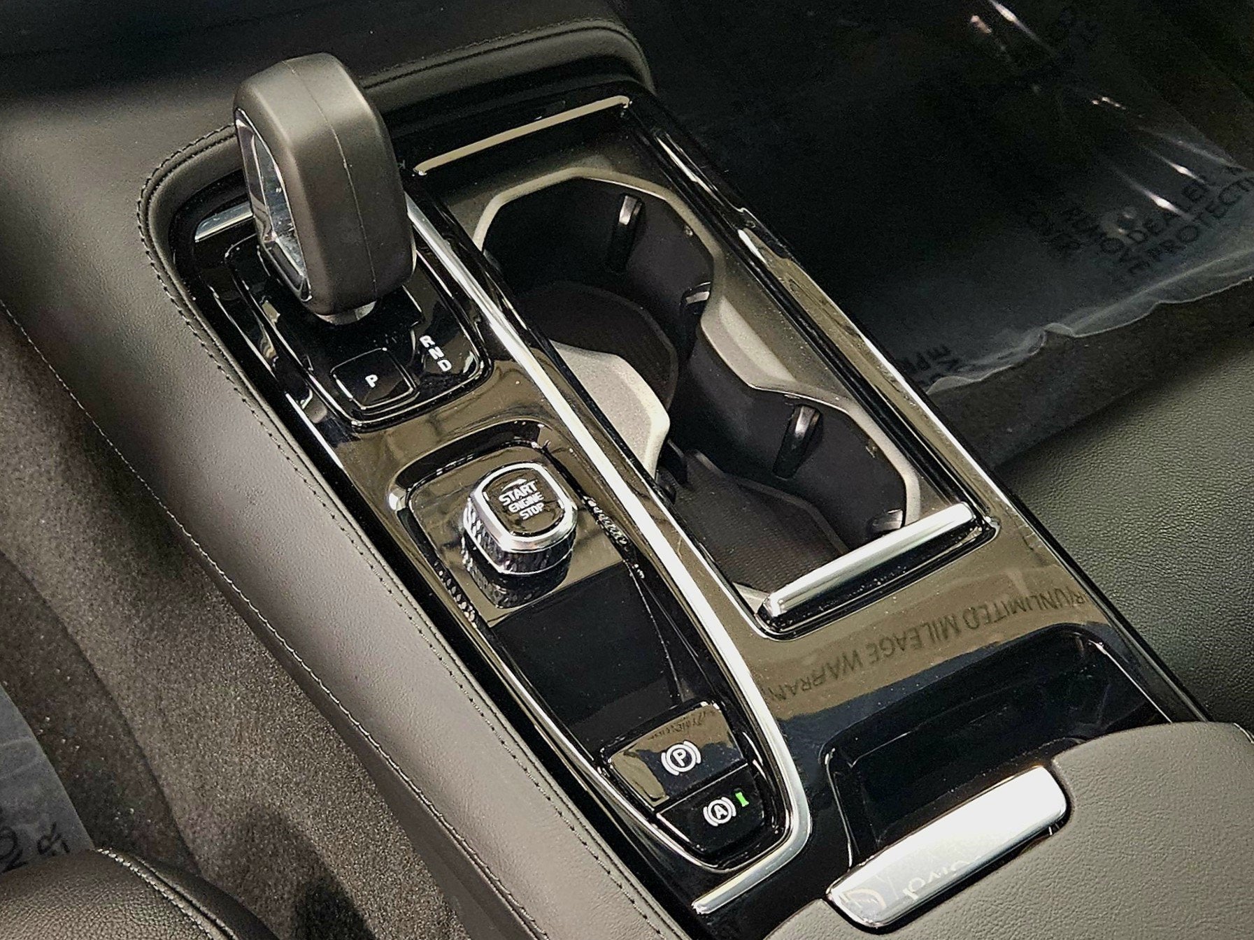 2024 Volvo S60 Recharge Plug-In Hybrid Core Dark Theme