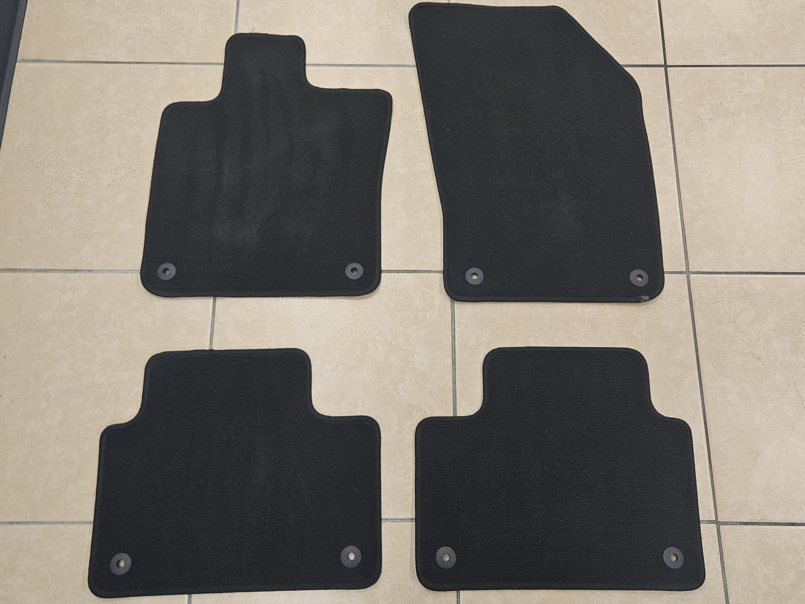 2024 Volvo S60 Recharge Plug-In Hybrid Core Dark Theme