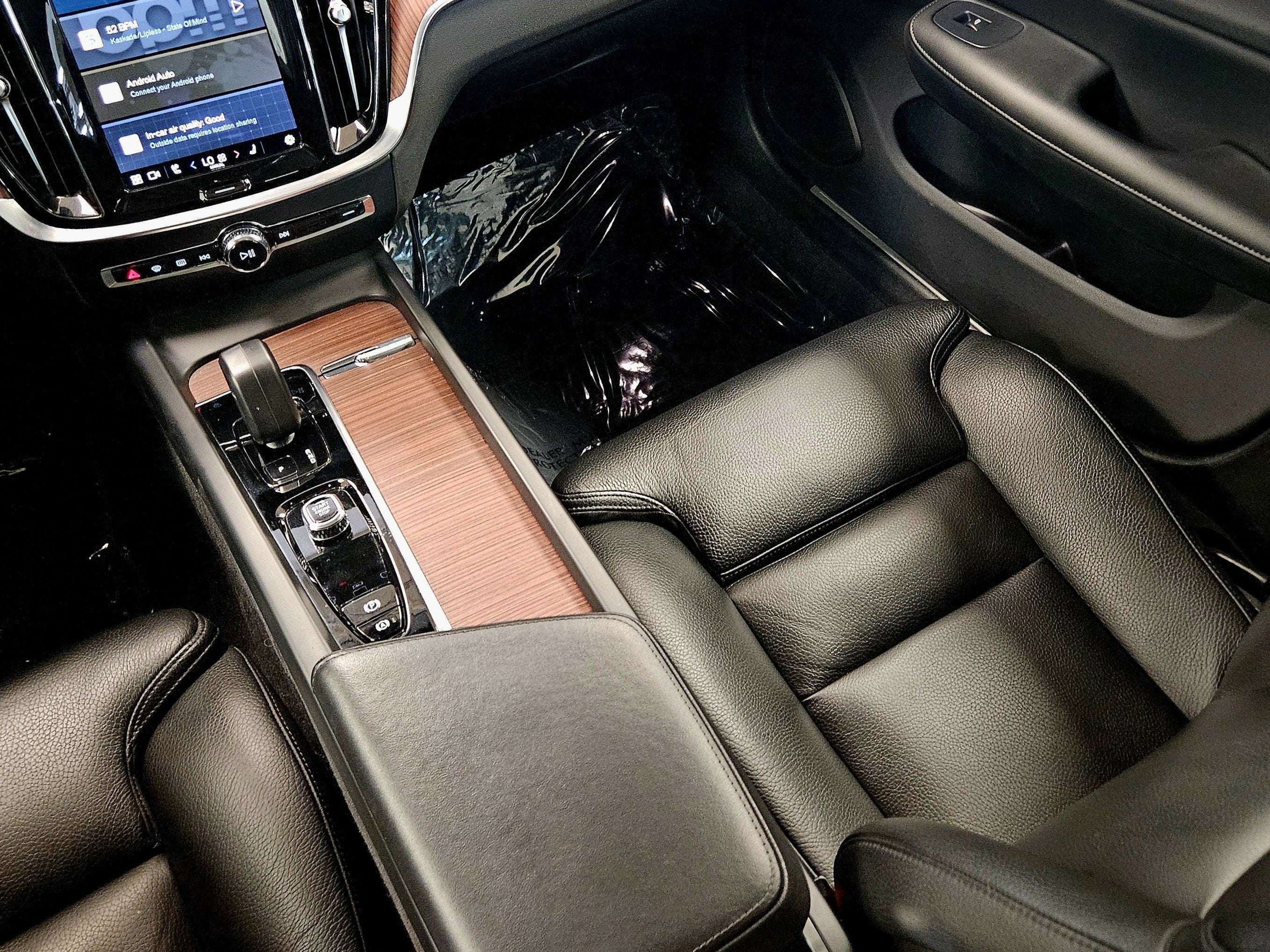 2024 Volvo S60 Ultimate Dark Theme