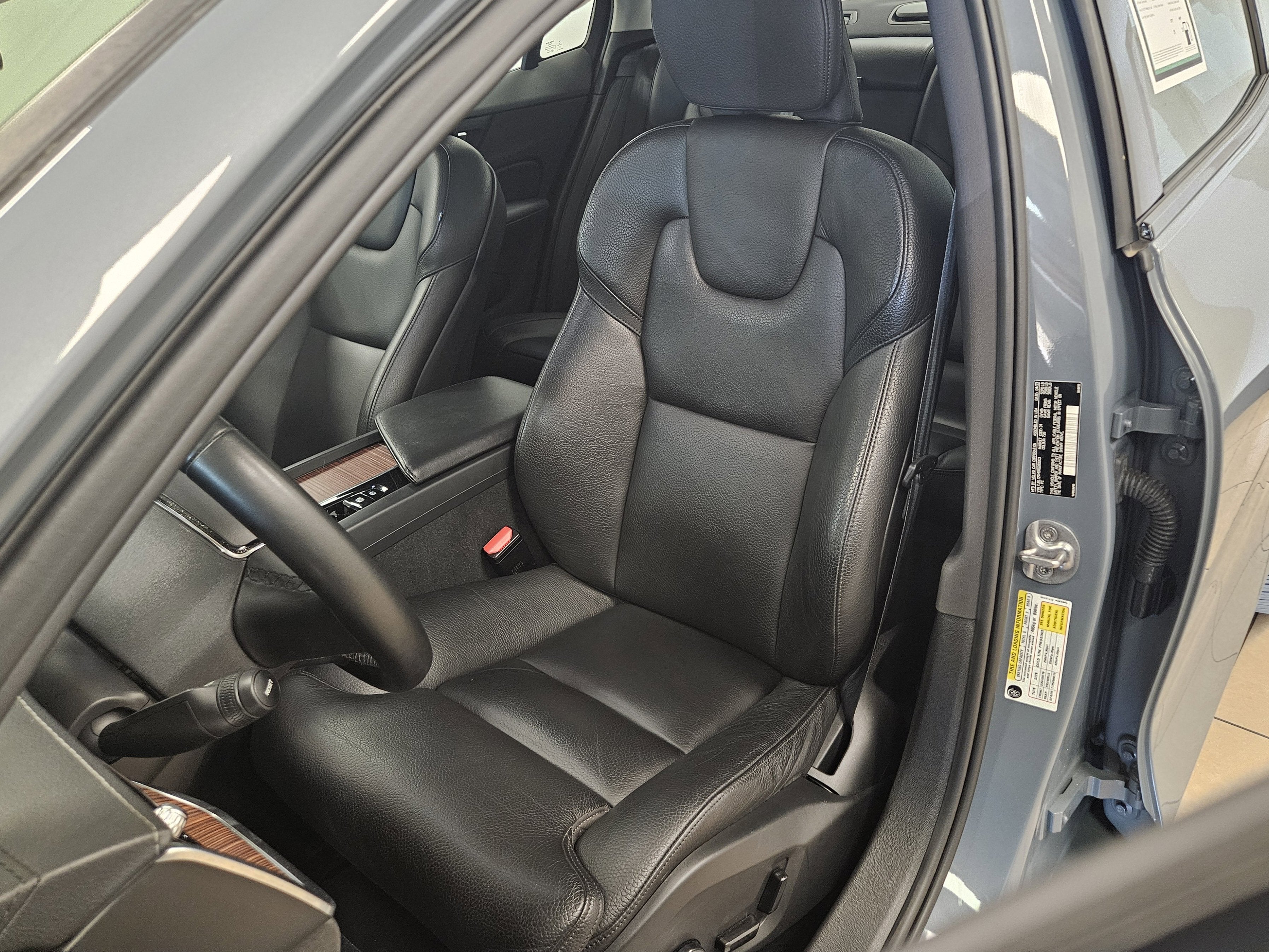 2024 Volvo S60 Ultimate Dark Theme