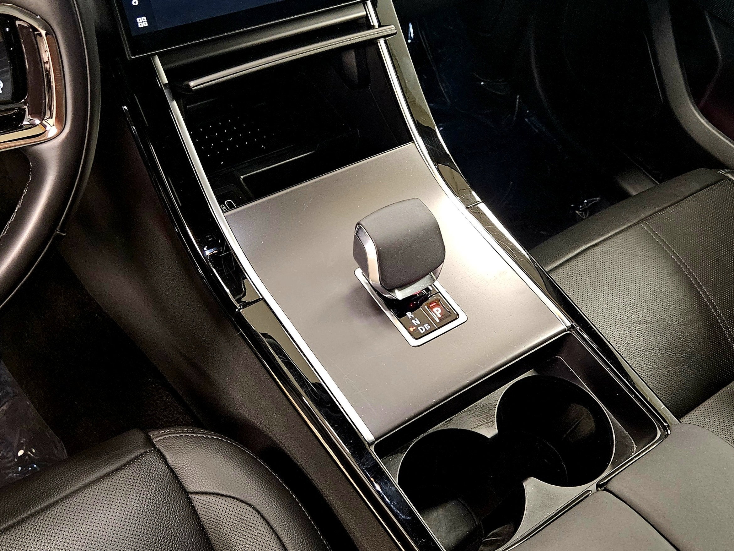 2025 Land Rover Range Rover Velar Dynamic SE