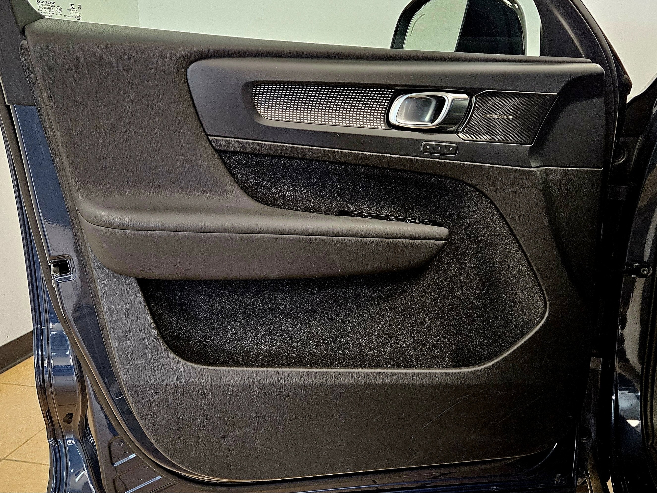 2022 Volvo XC40 R-Design