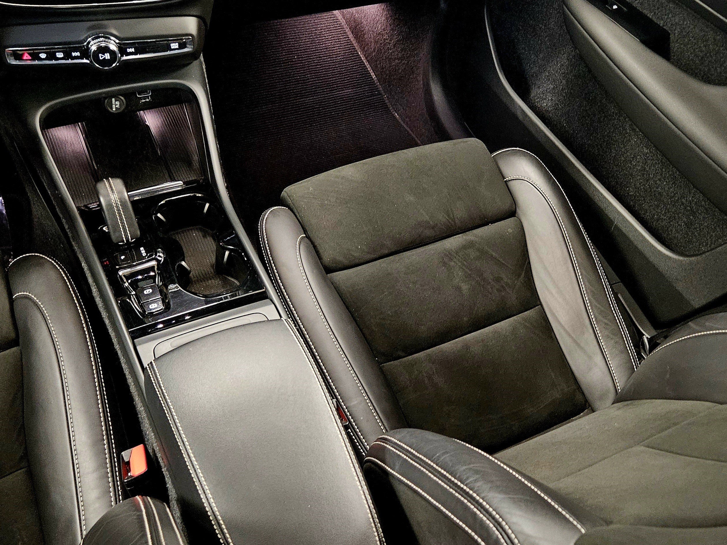 2022 Volvo XC40 R-Design