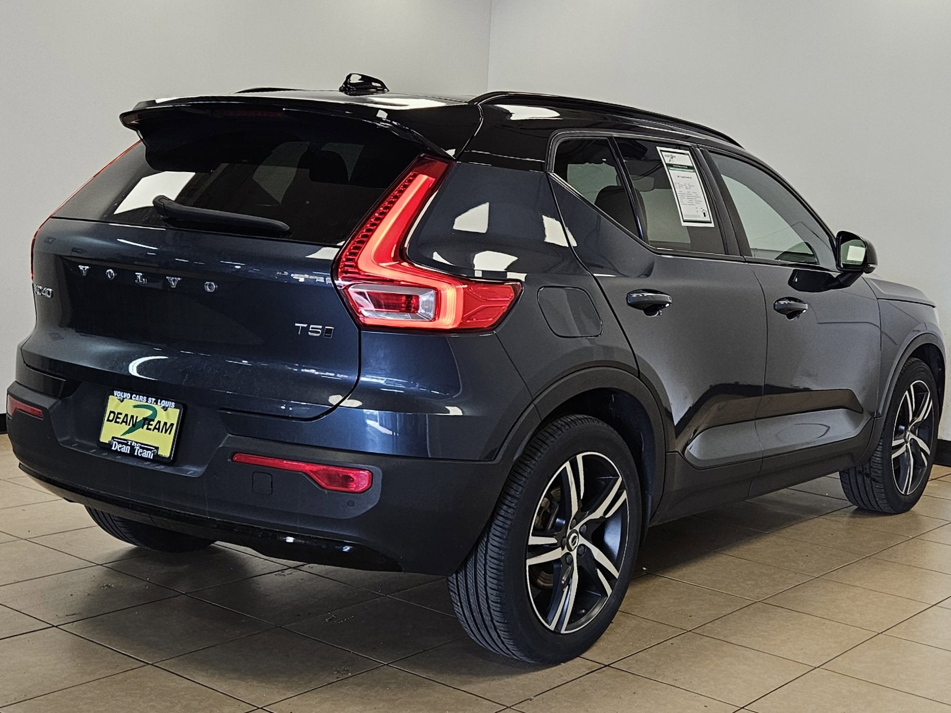 2022 Volvo XC40 R-Design