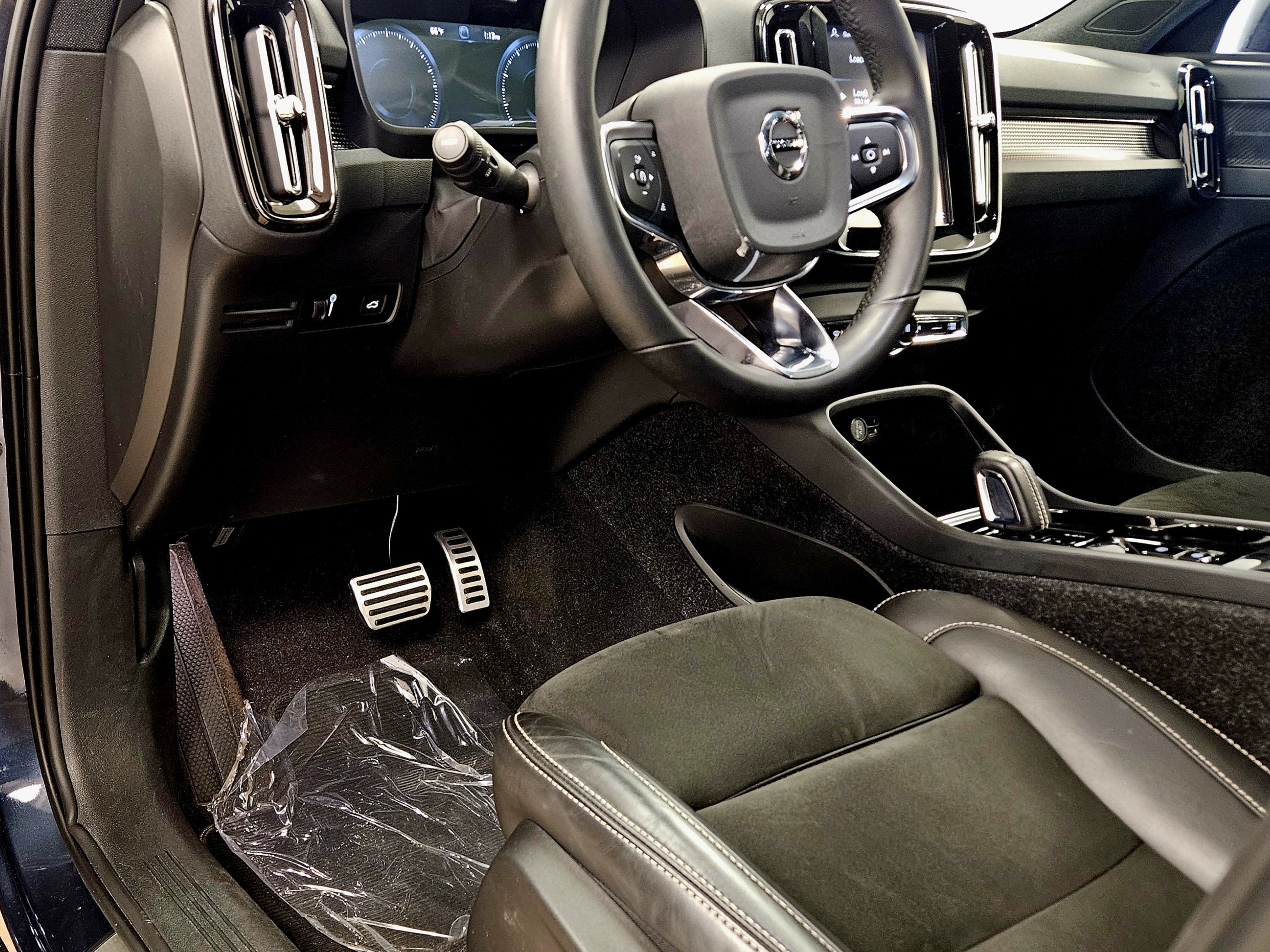 2022 Volvo XC40 R-Design