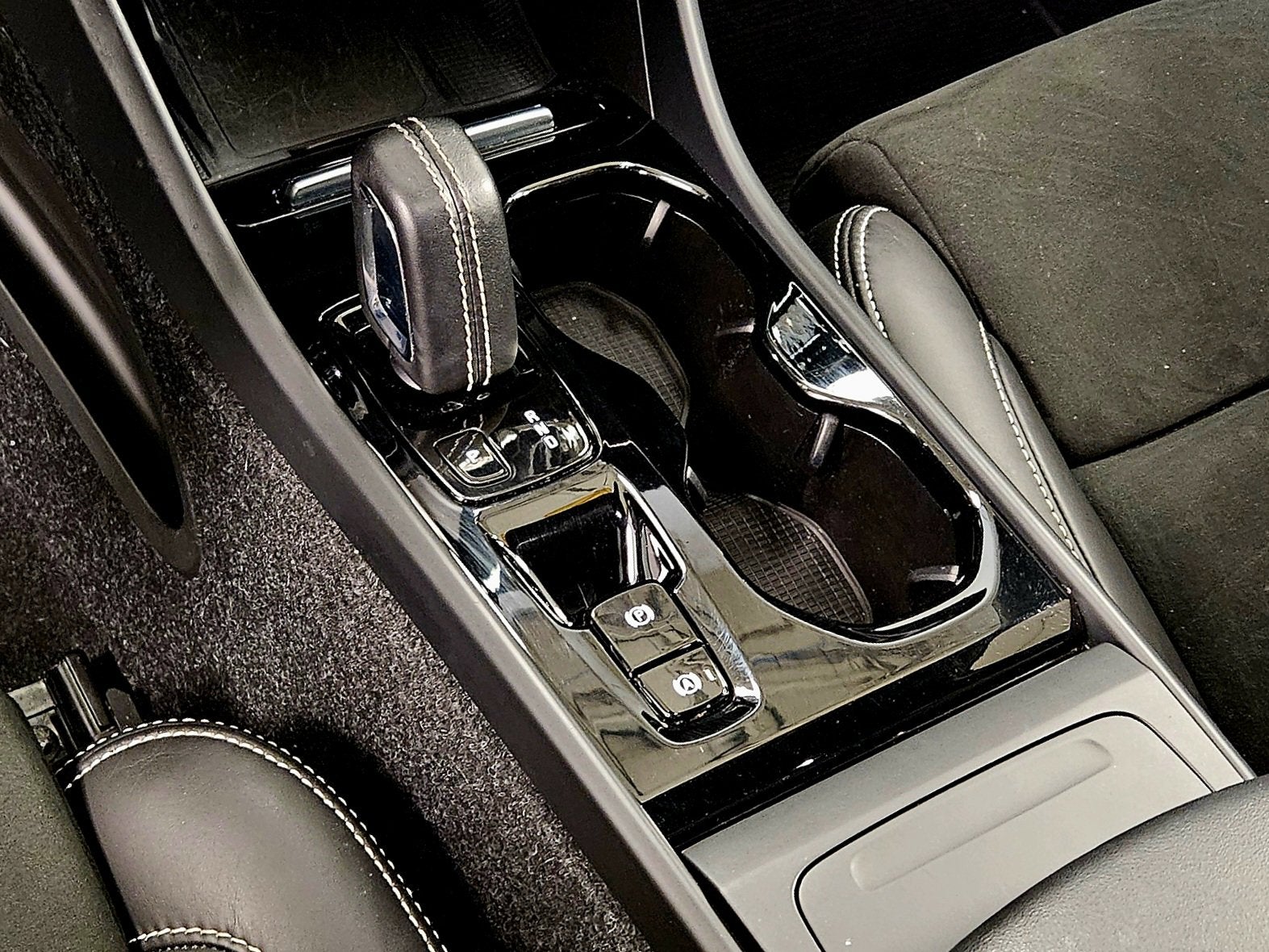 2022 Volvo XC40 R-Design