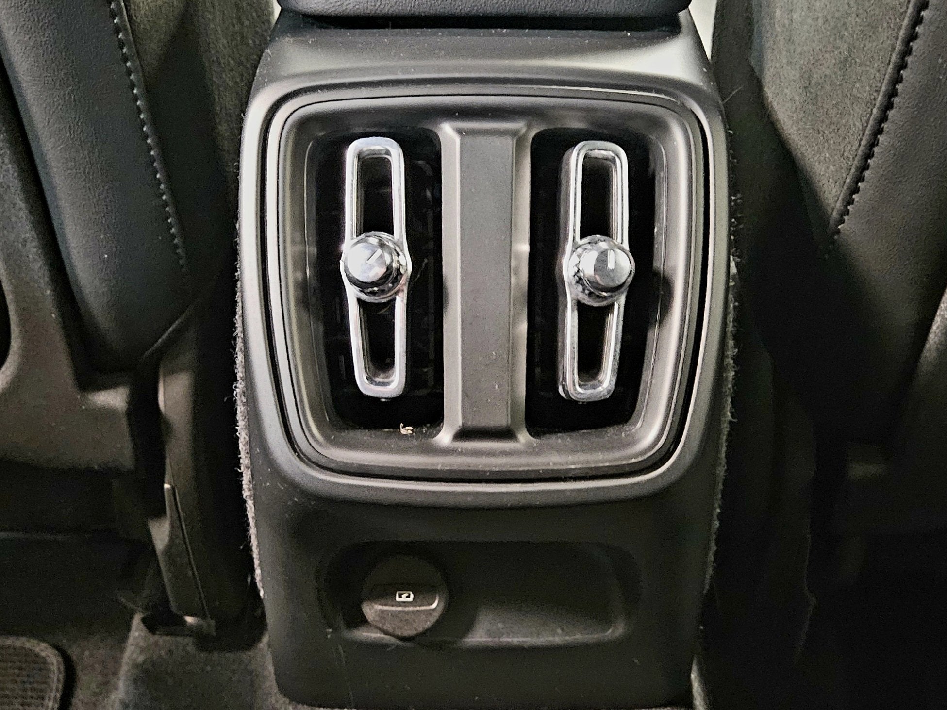 2022 Volvo XC40 R-Design