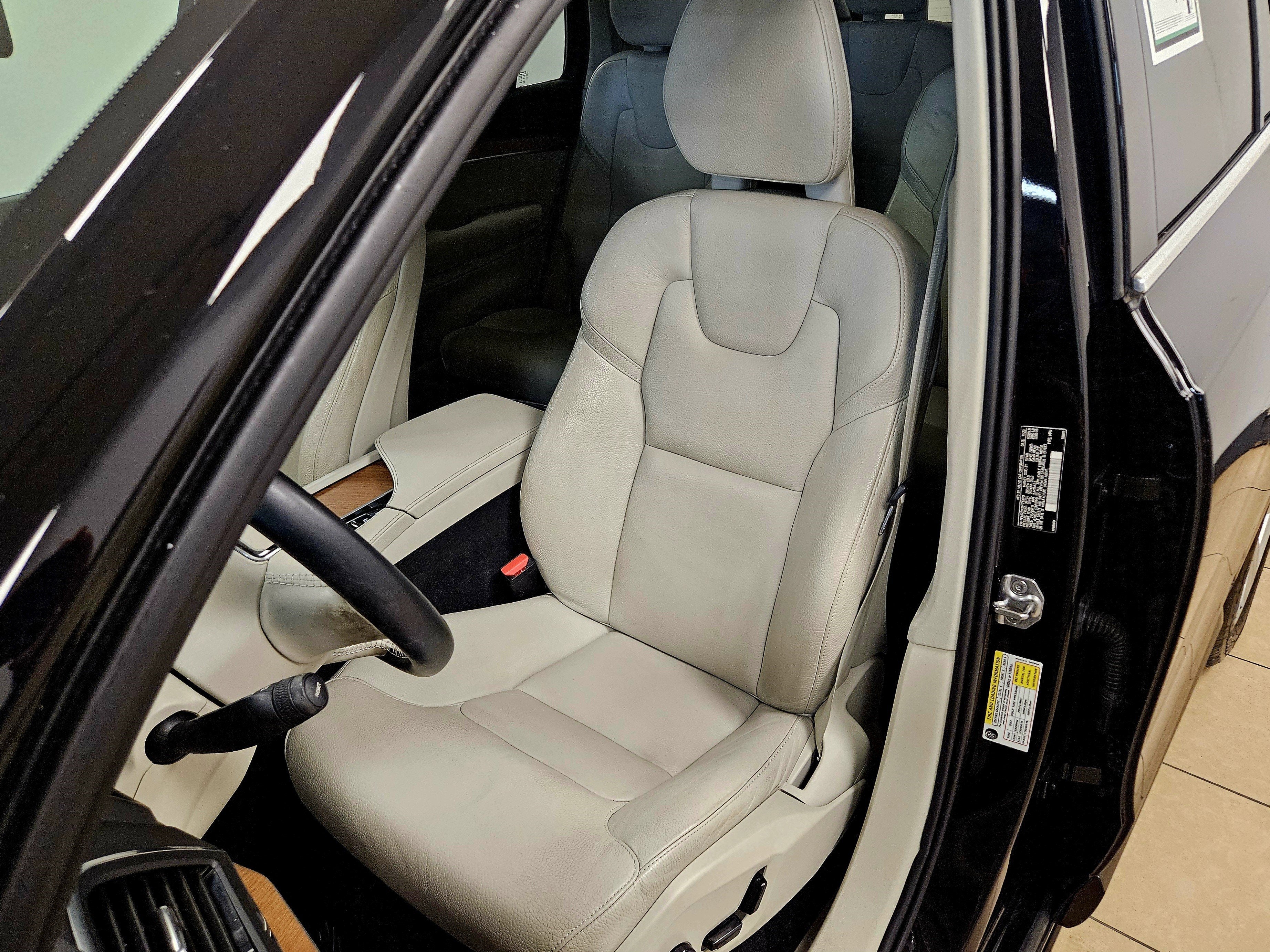 2021 Volvo XC90 Momentum