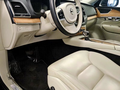 2021 Volvo XC90 Momentum