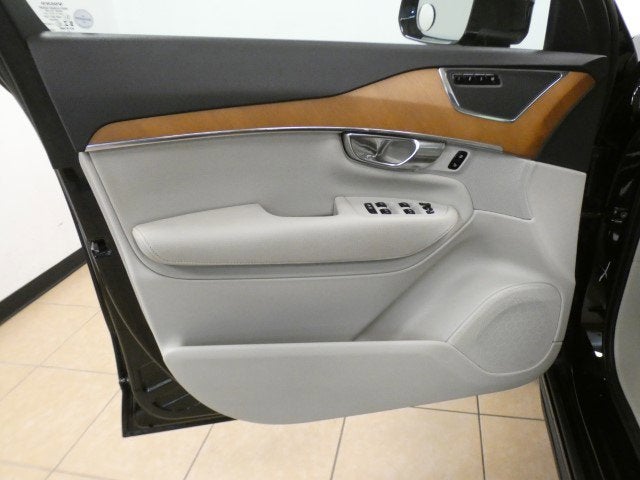 2021 Volvo XC90 Momentum 6 Passenger