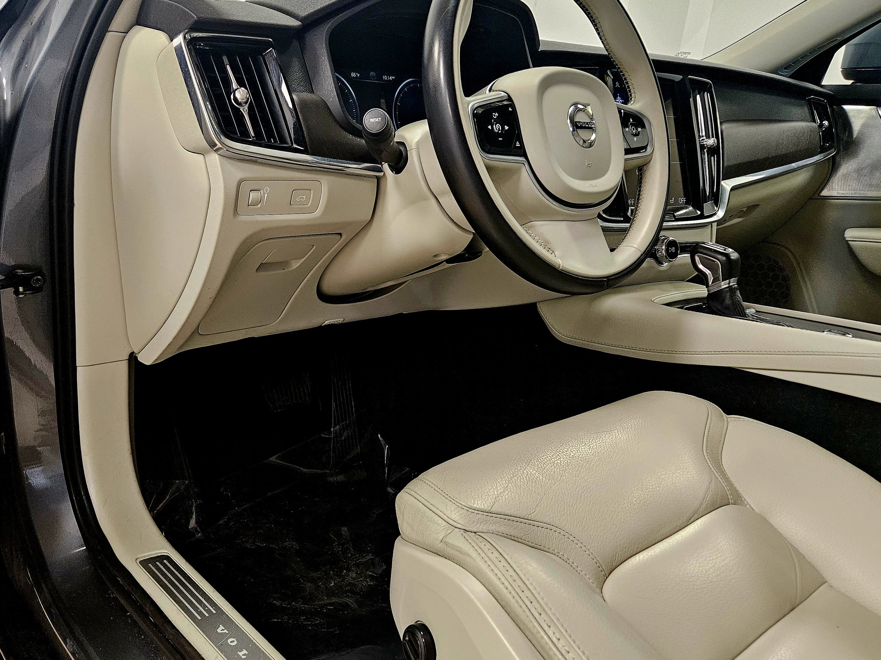 2020 Volvo V90 Cross Country T6