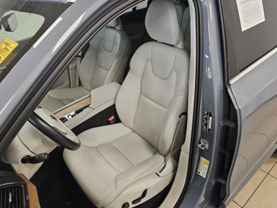 2022 Volvo XC90 Momentum