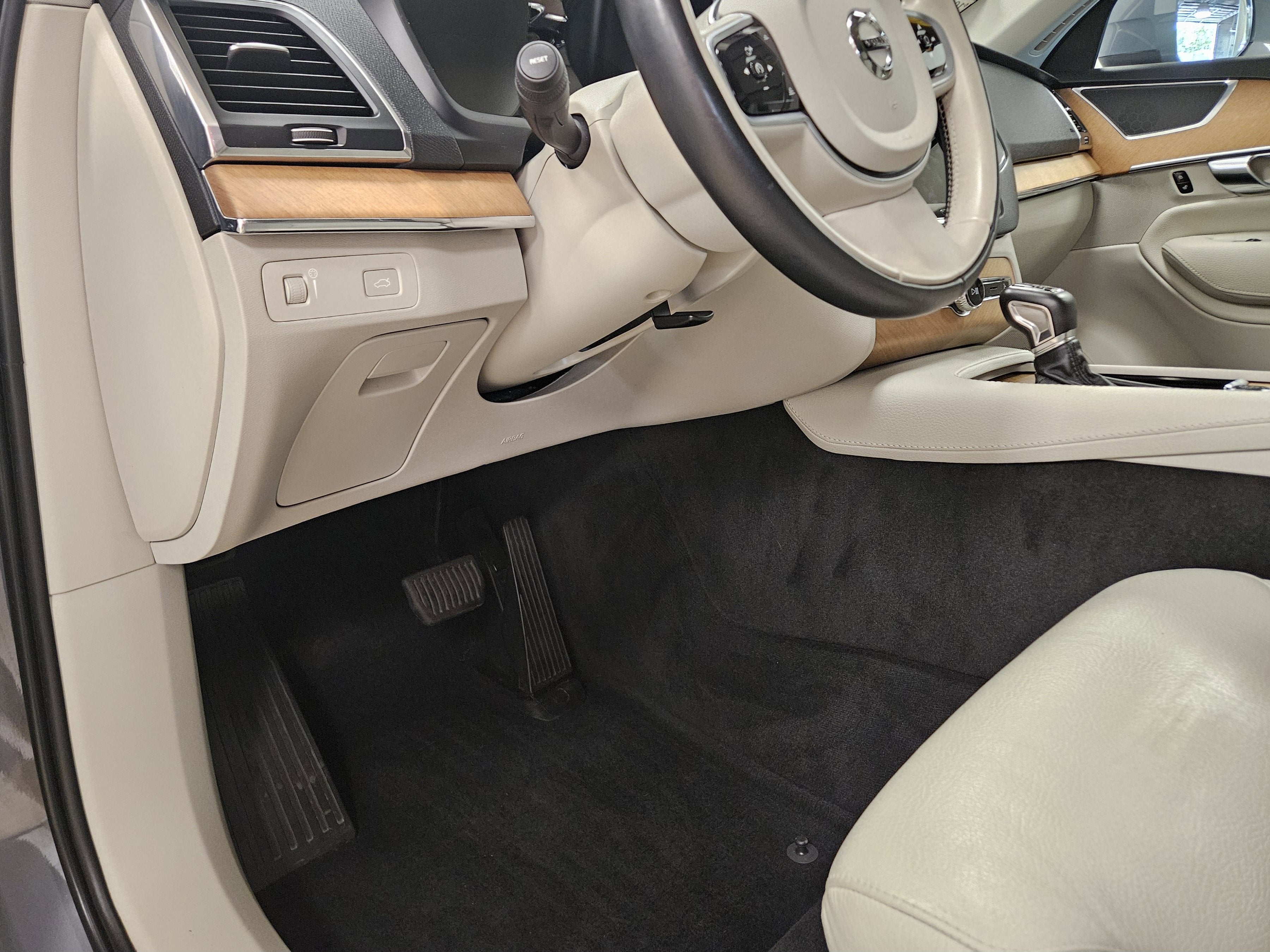 2022 Volvo XC90 Momentum