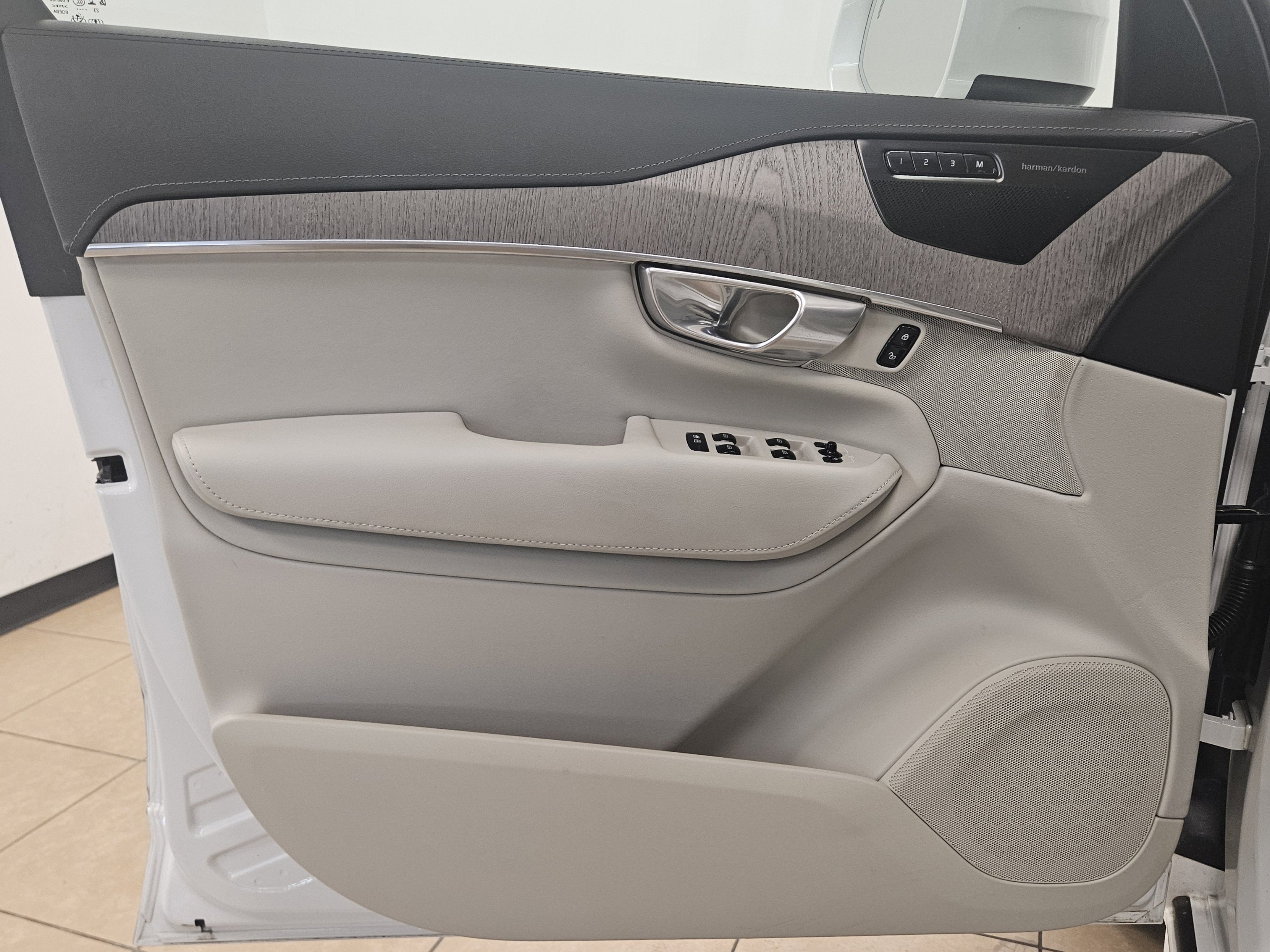 2024 Volvo XC90 Recharge Plug-In Hybrid Ultimate Bright Theme