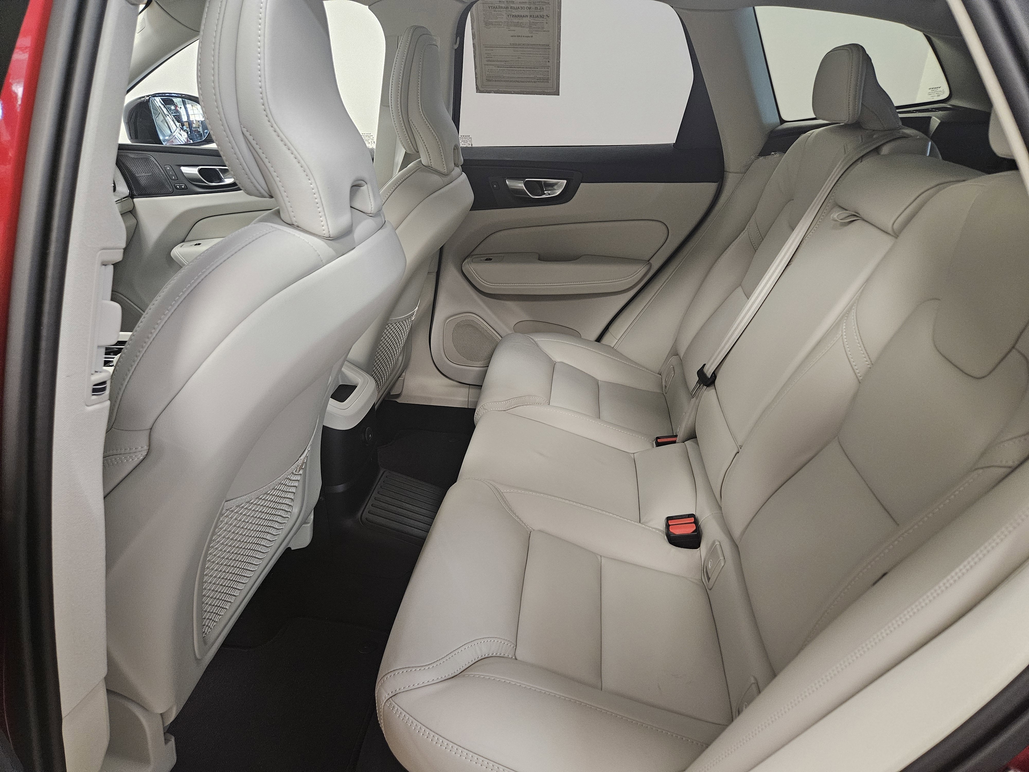 2024 Volvo XC60 Recharge Plug-In Hybrid Ultimate Dark Theme