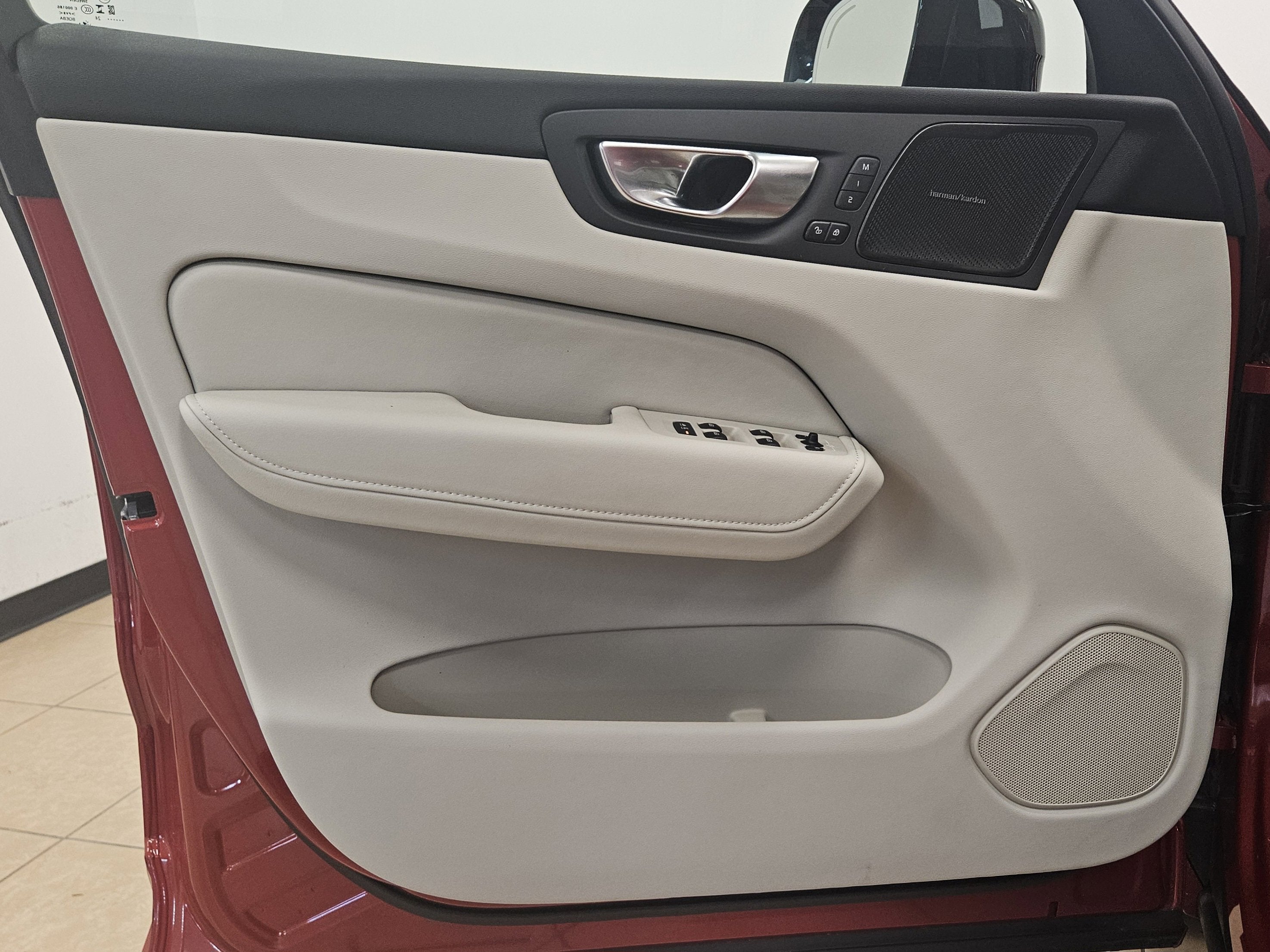 2024 Volvo XC60 Recharge Plug-In Hybrid Ultimate Dark Theme