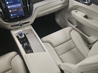 2024 Volvo XC60 Recharge Plug-In Hybrid Ultimate Dark Theme