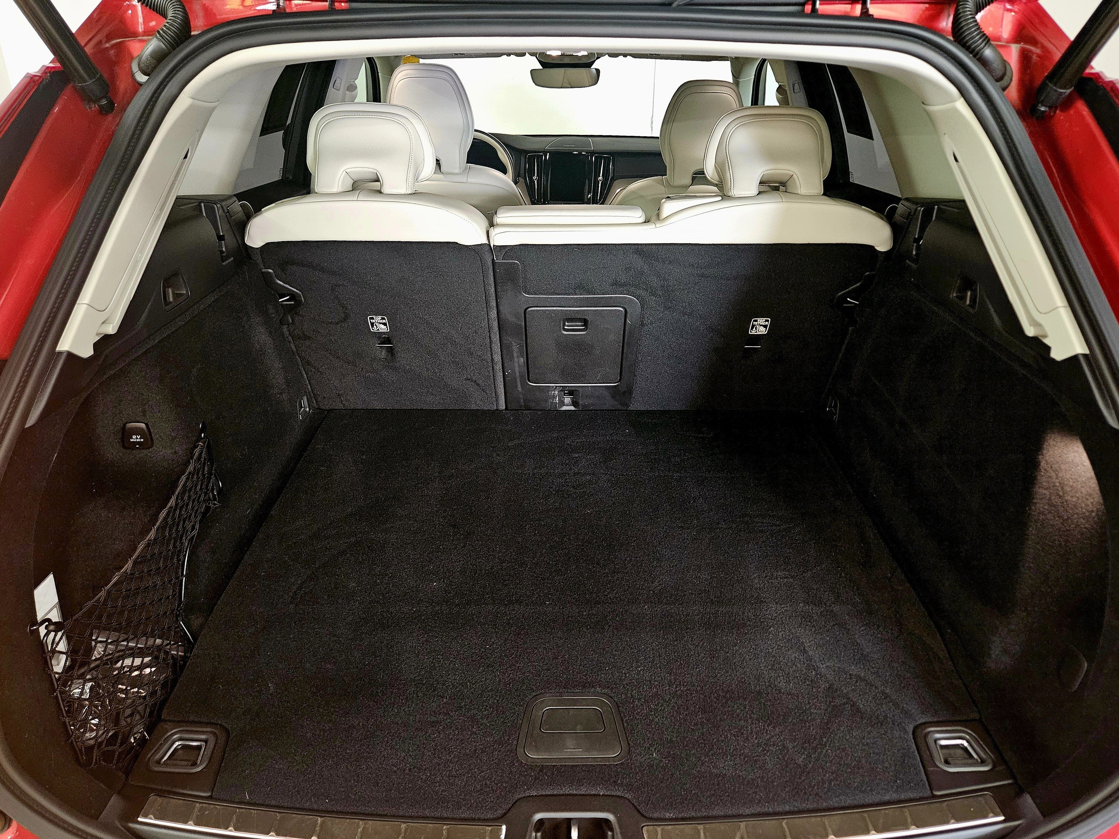 2024 Volvo XC60 Recharge Plug-In Hybrid Ultimate Dark Theme