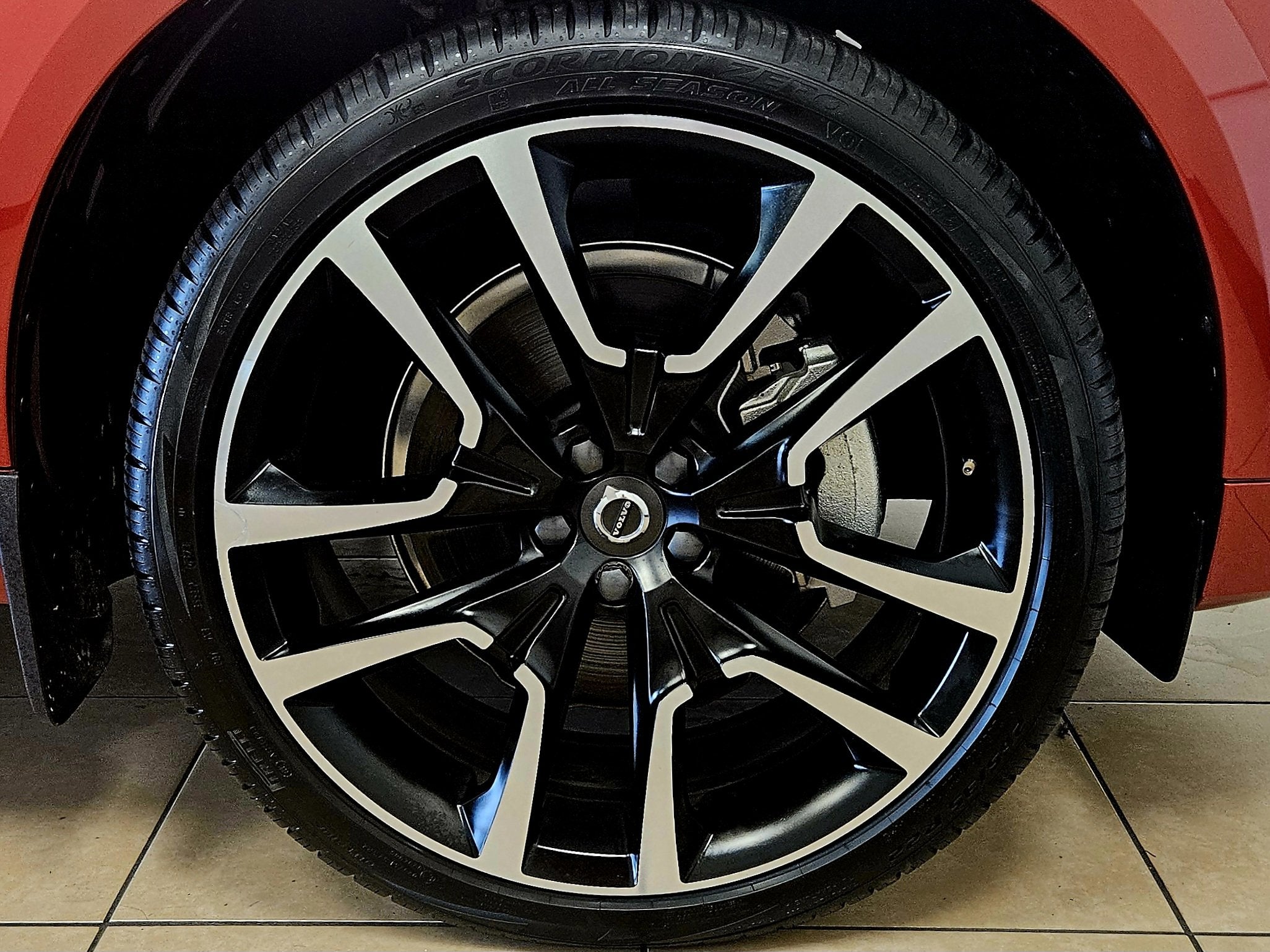 2024 Volvo XC60 Recharge Plug-In Hybrid Ultimate Dark Theme