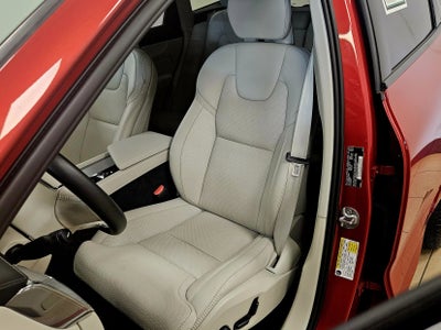 2024 Volvo XC60 Recharge Plug-In Hybrid Ultimate Dark Theme