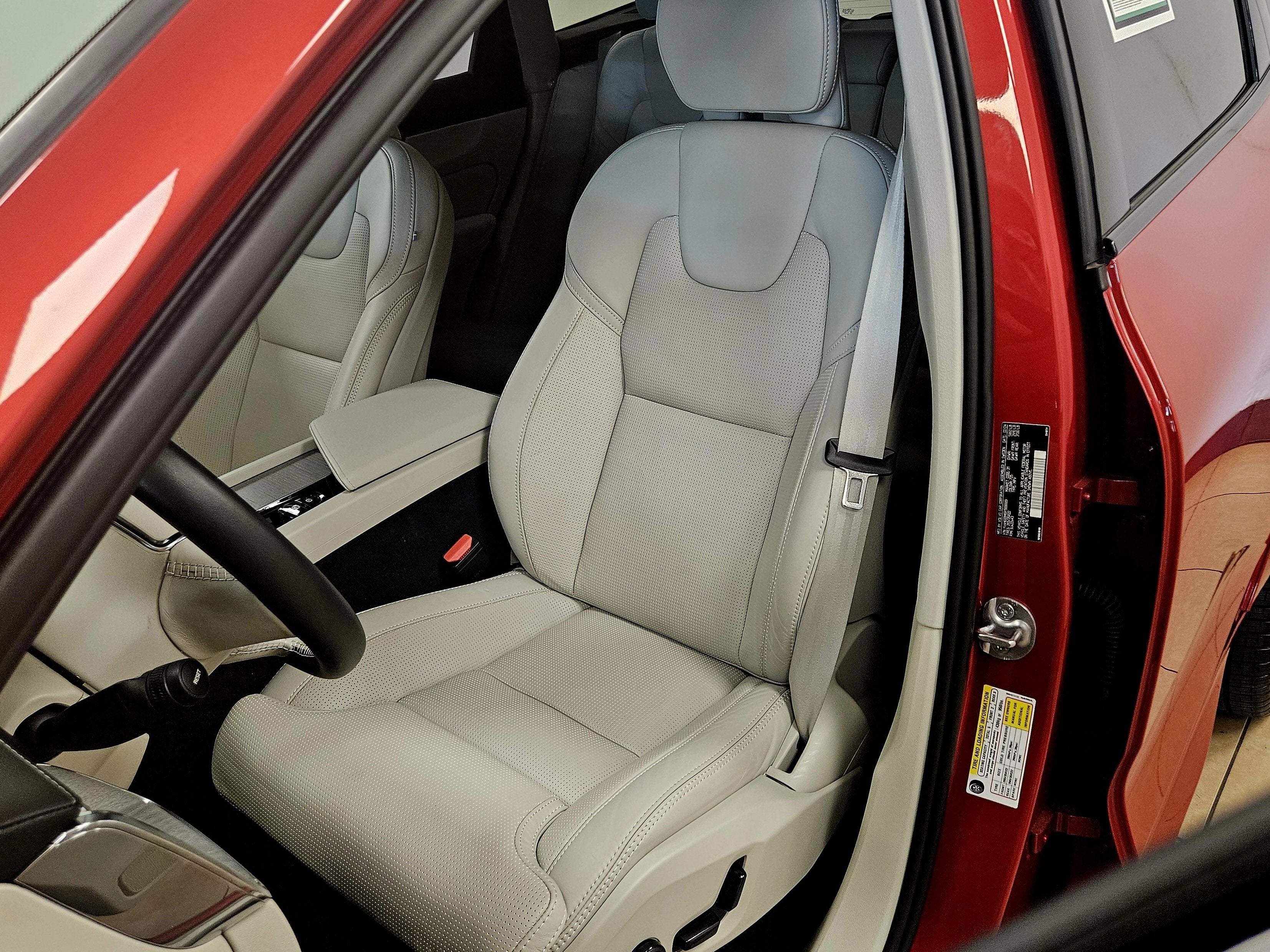 2024 Volvo XC60 Recharge Plug-In Hybrid Ultimate Dark Theme