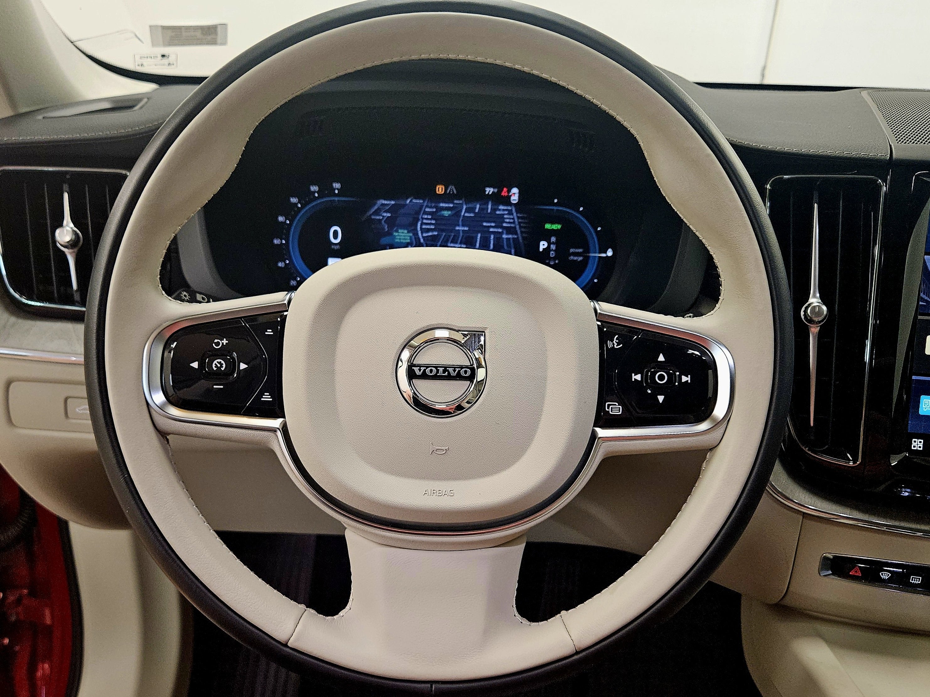 2024 Volvo XC60 Recharge Plug-In Hybrid Ultimate Dark Theme