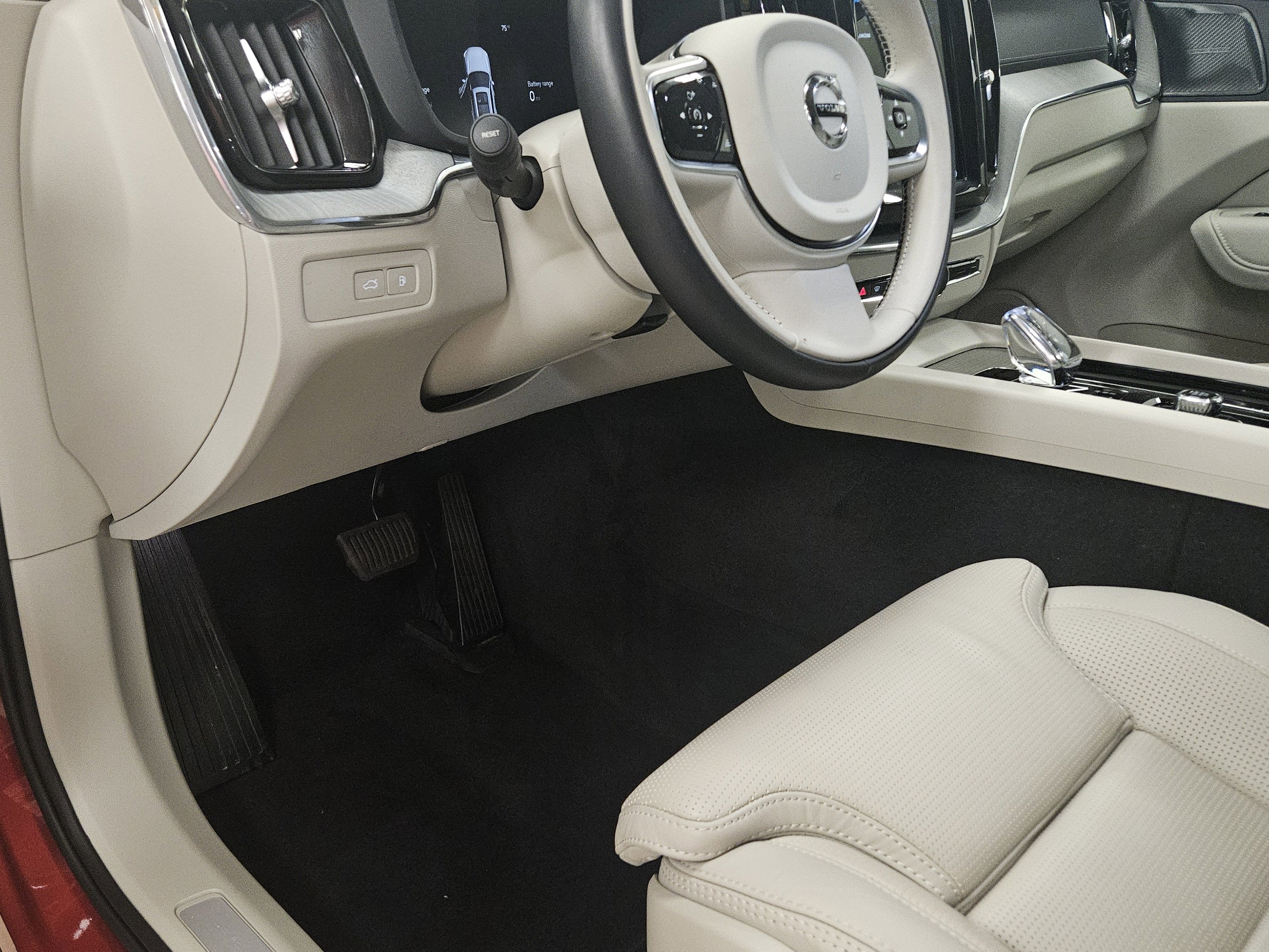 2024 Volvo XC60 Recharge Plug-In Hybrid Ultimate Dark Theme