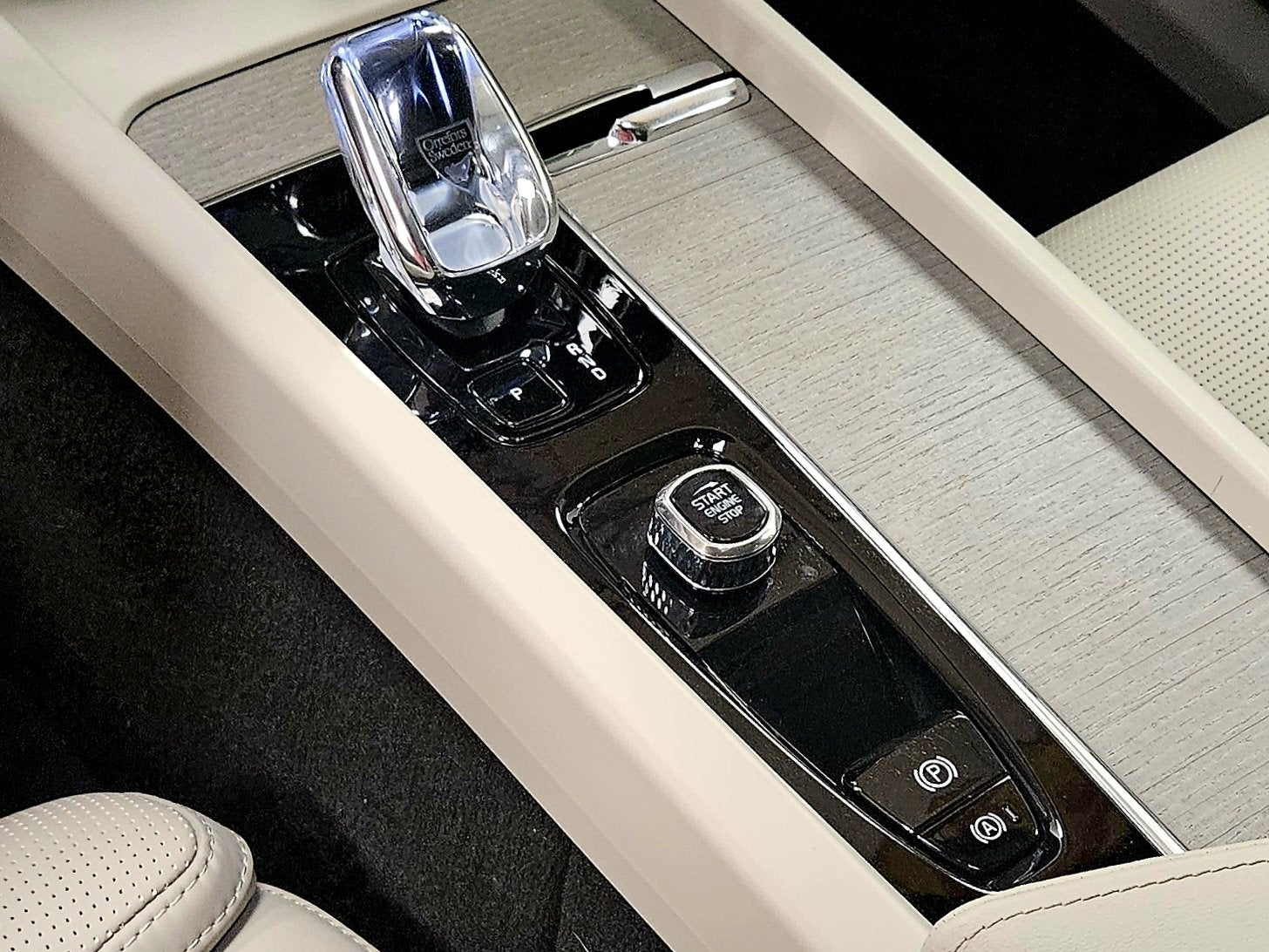 2024 Volvo XC60 Recharge Plug-In Hybrid Ultimate Dark Theme