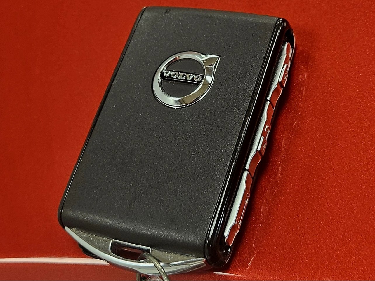 2024 Volvo XC60 Recharge Plug-In Hybrid Ultimate Dark Theme