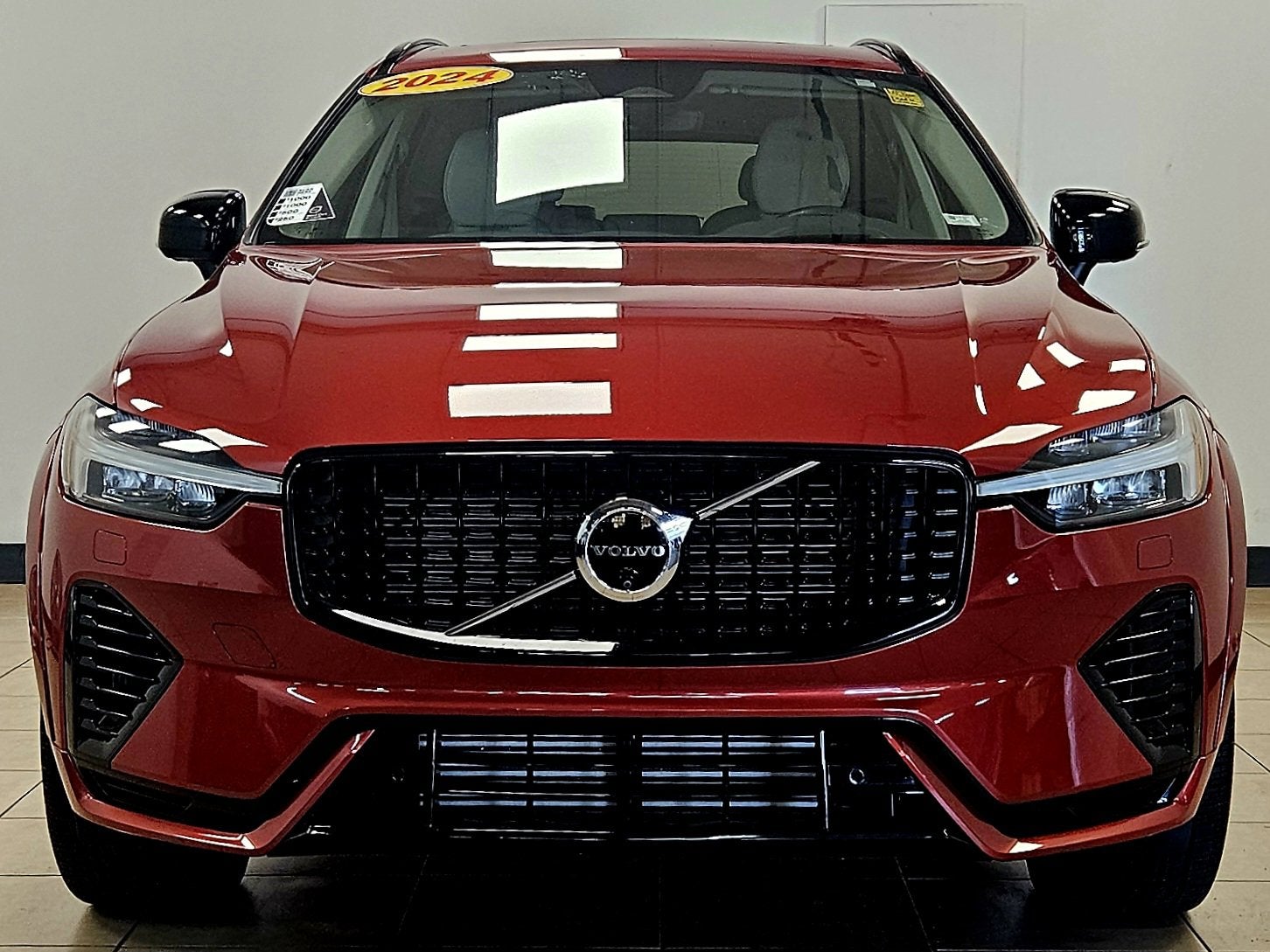 2024 Volvo XC60 Recharge Plug-In Hybrid Ultimate Dark Theme