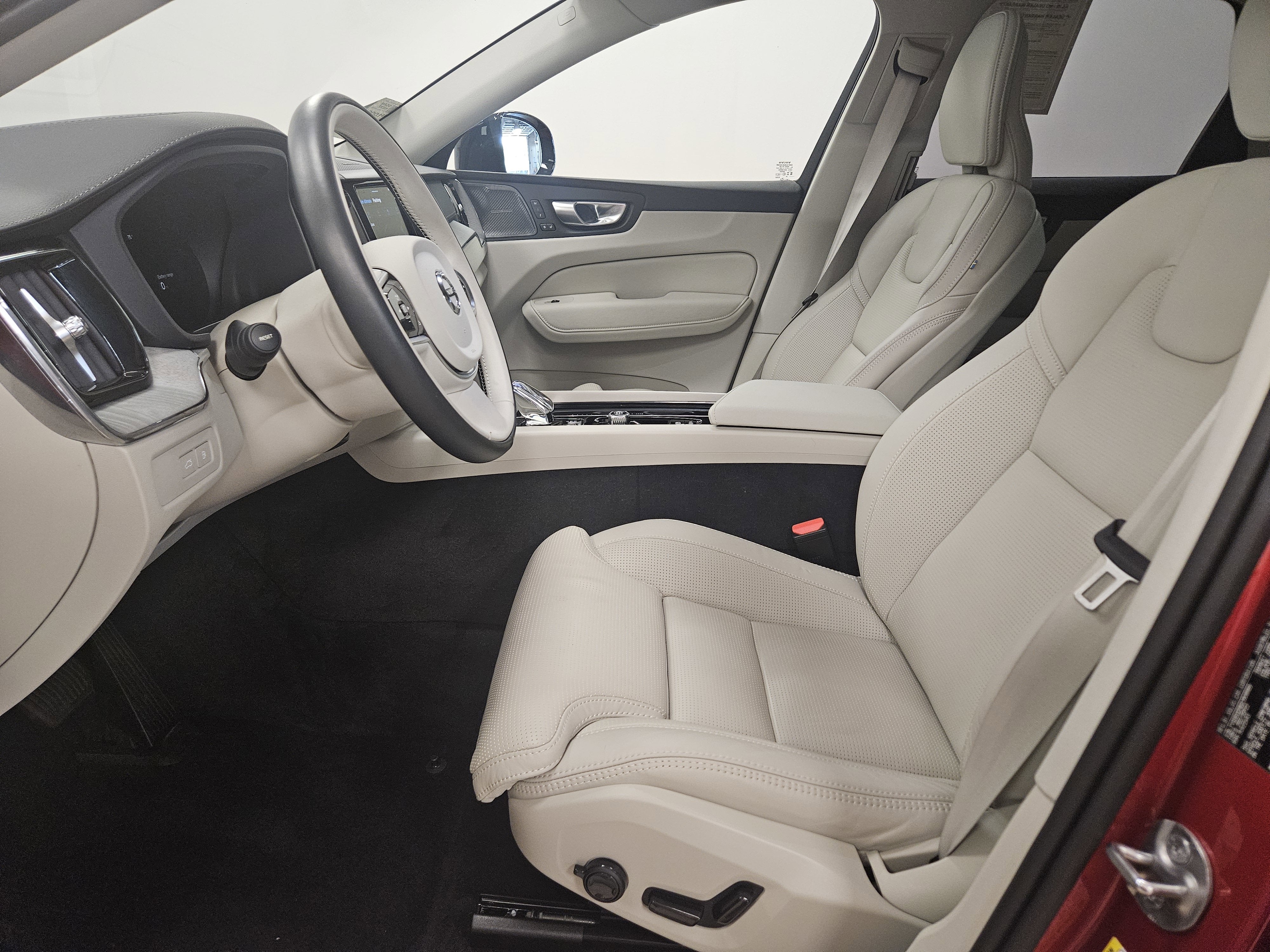 2024 Volvo XC60 Recharge Plug-In Hybrid Ultimate Dark Theme