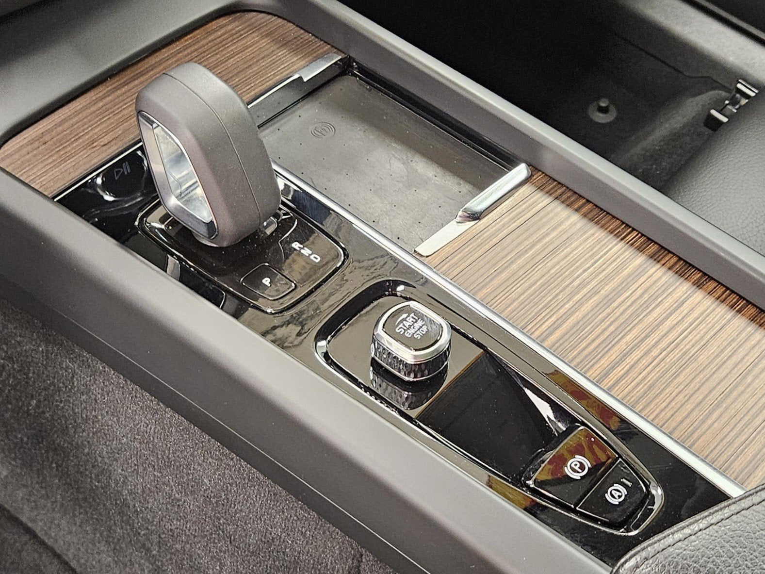 2022 Volvo XC60 Recharge Plug-In Hybrid Inscription Expression